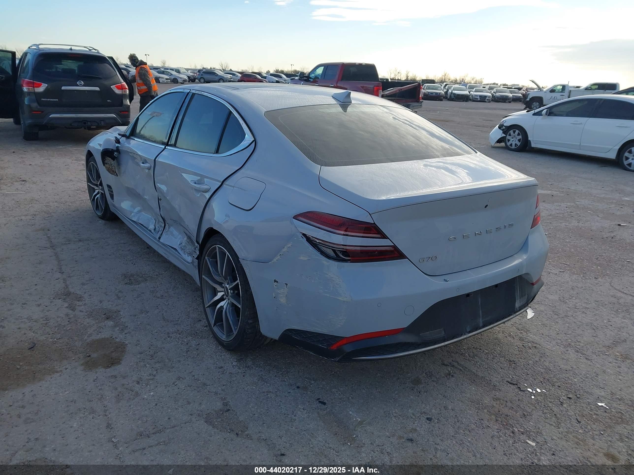 GENESIS G70 image 3