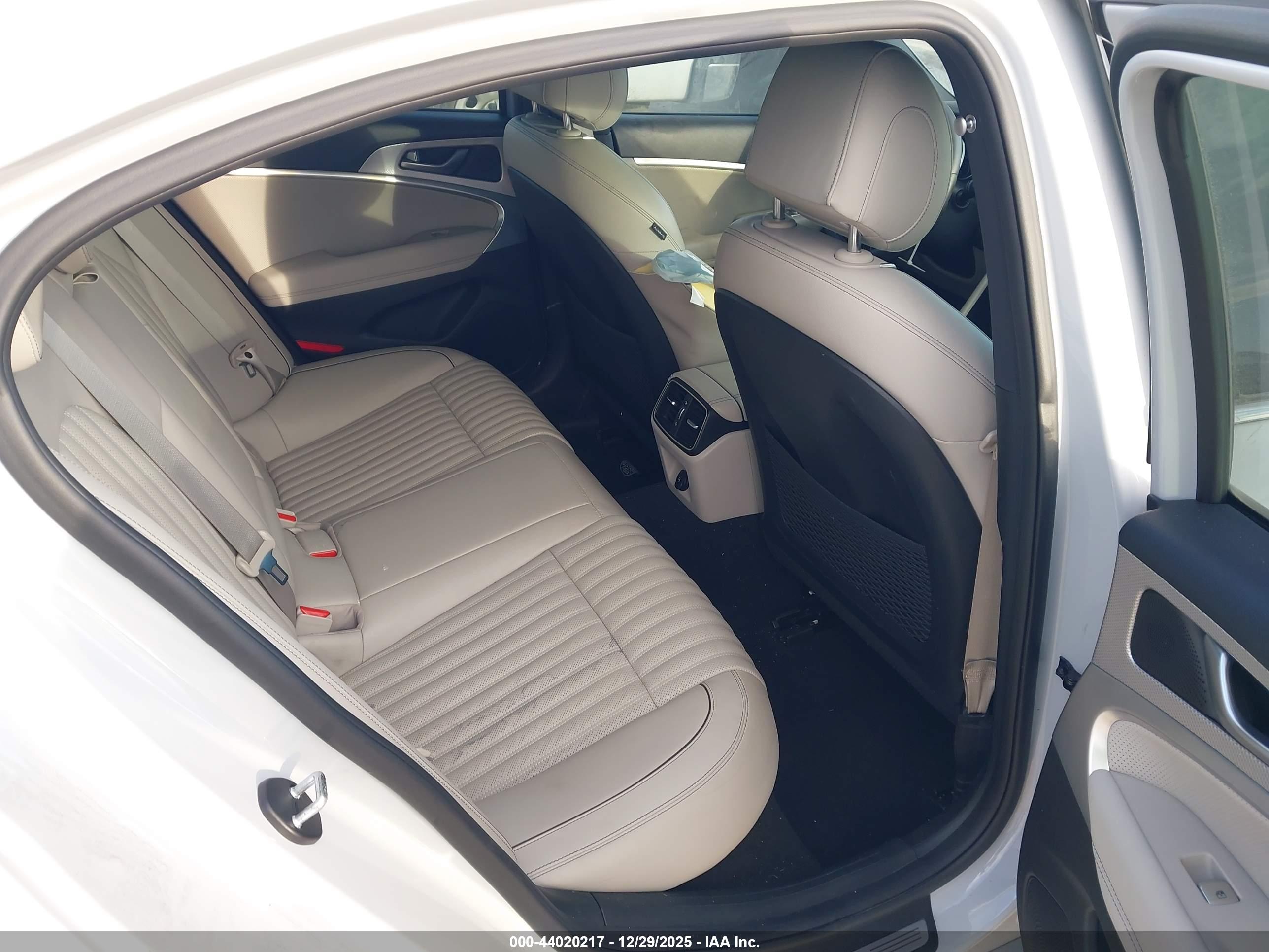 GENESIS G70 image 8