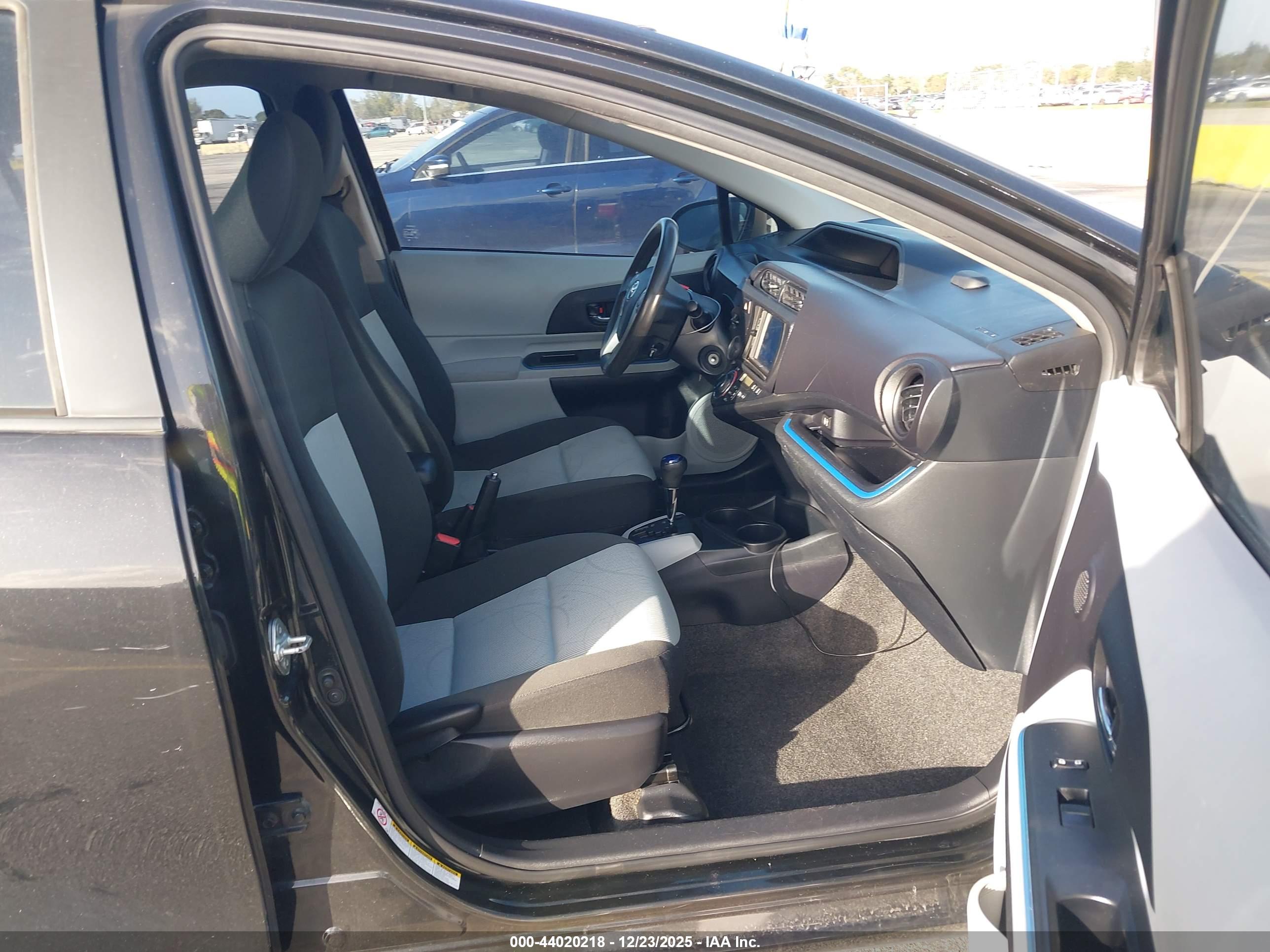 TOYOTA PRIUS image 5
