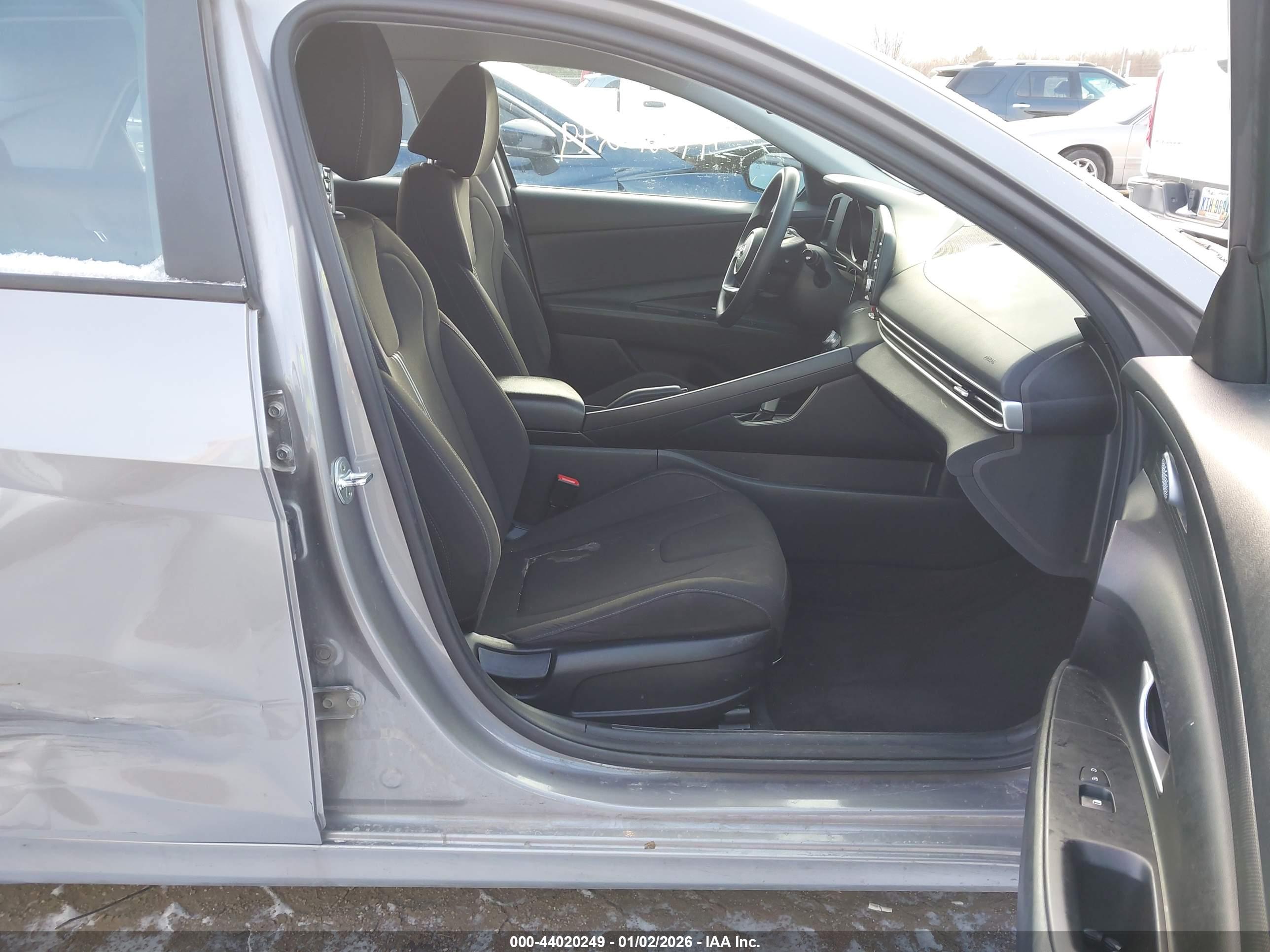 HYUNDAI ELANTRA image 5