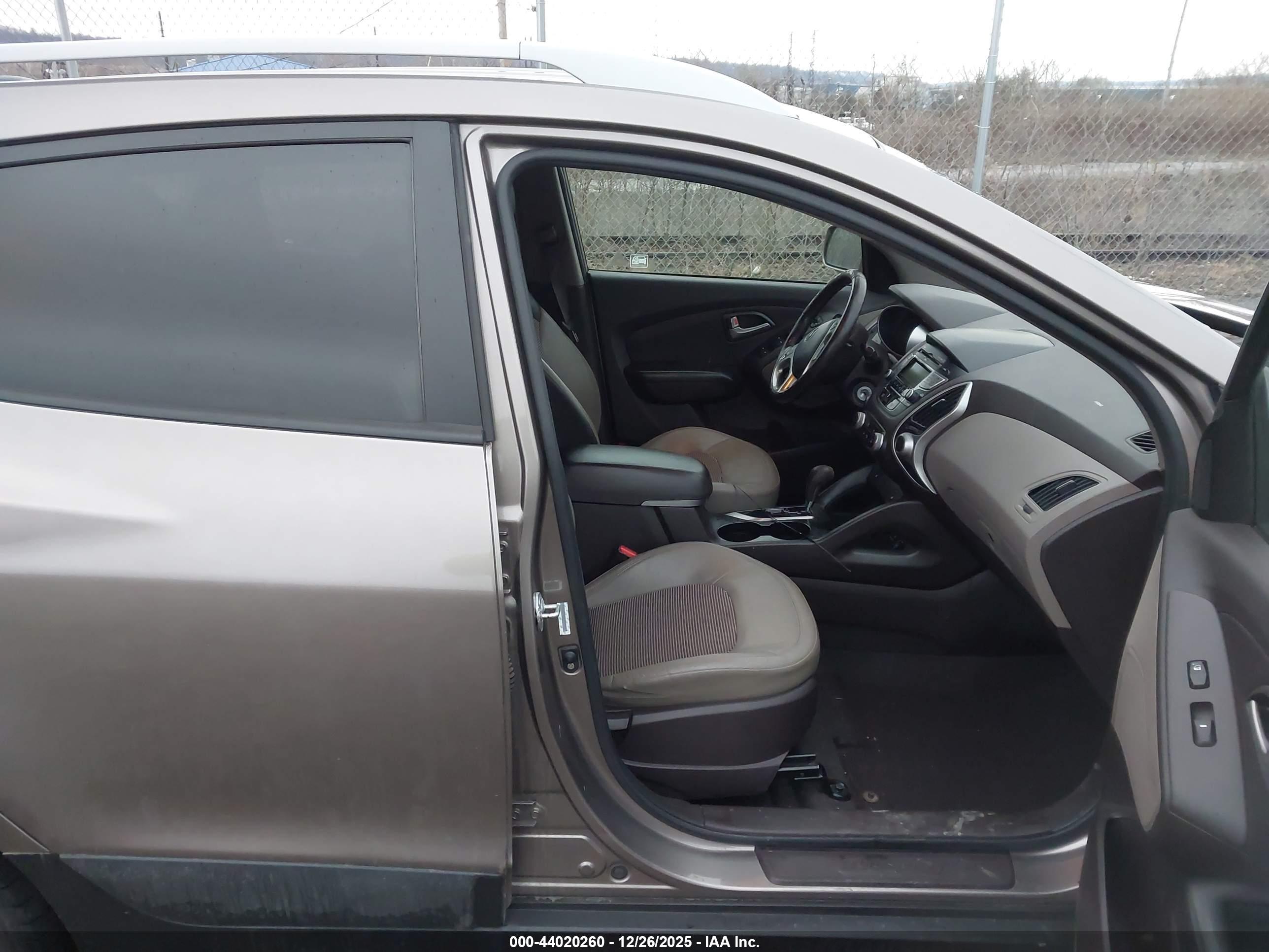 HYUNDAI TUCSON image 5