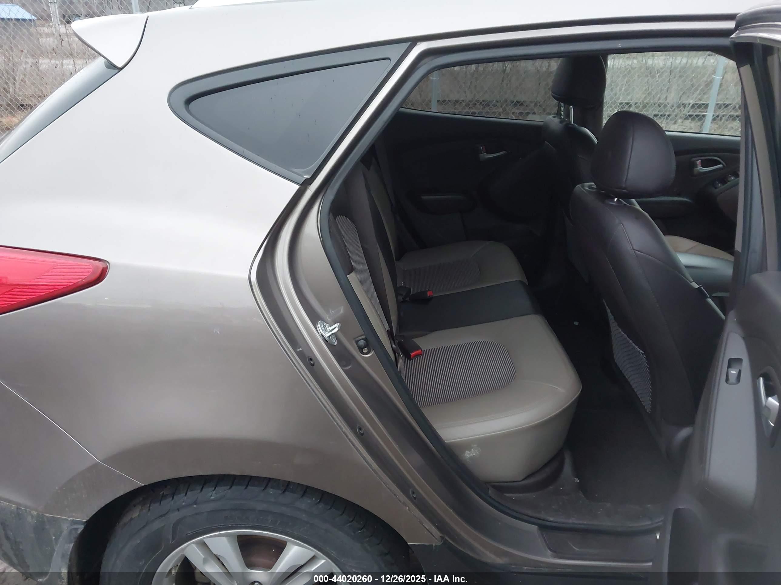 HYUNDAI TUCSON image 8