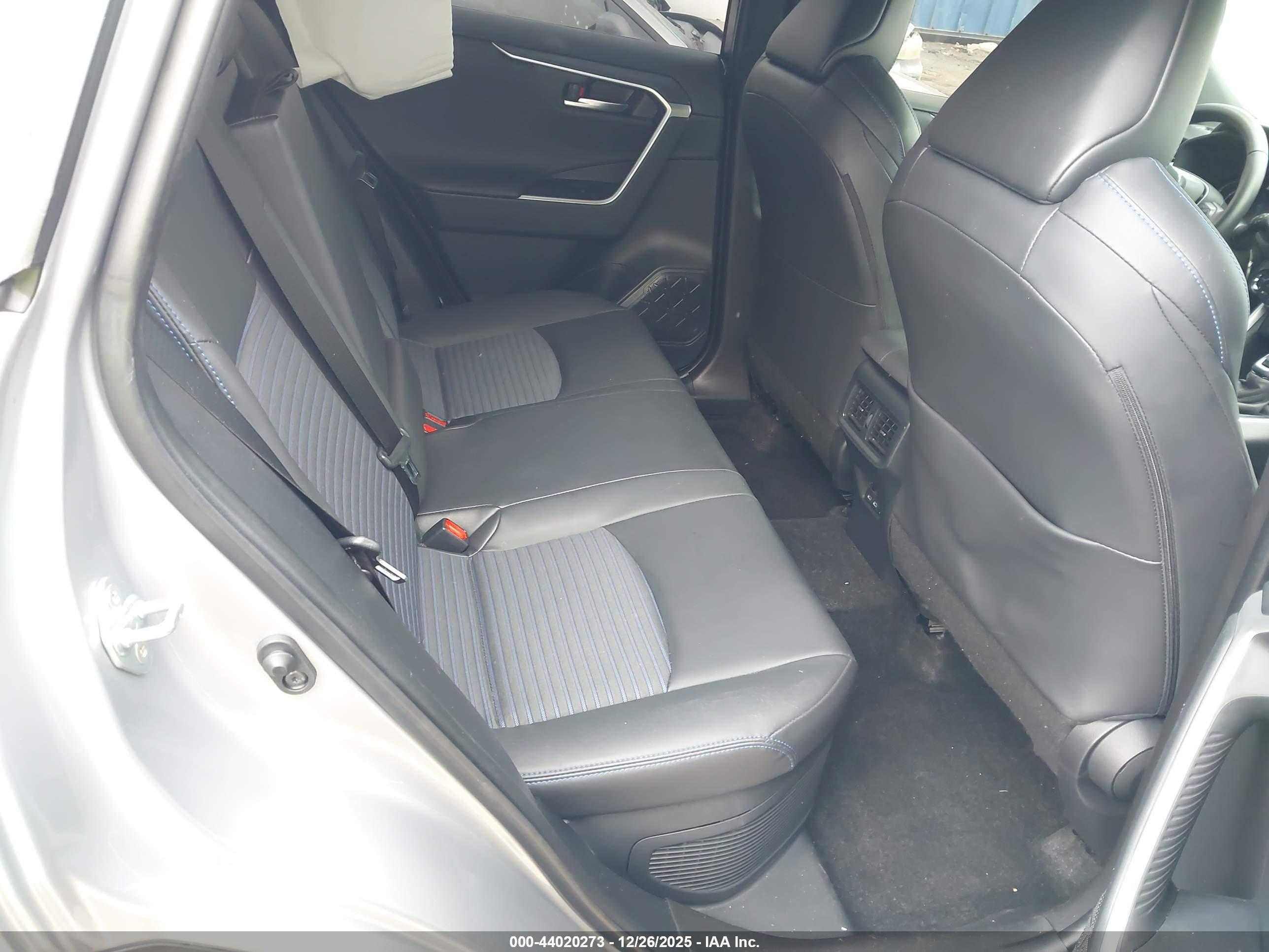 TOYOTA RAV4 image 8