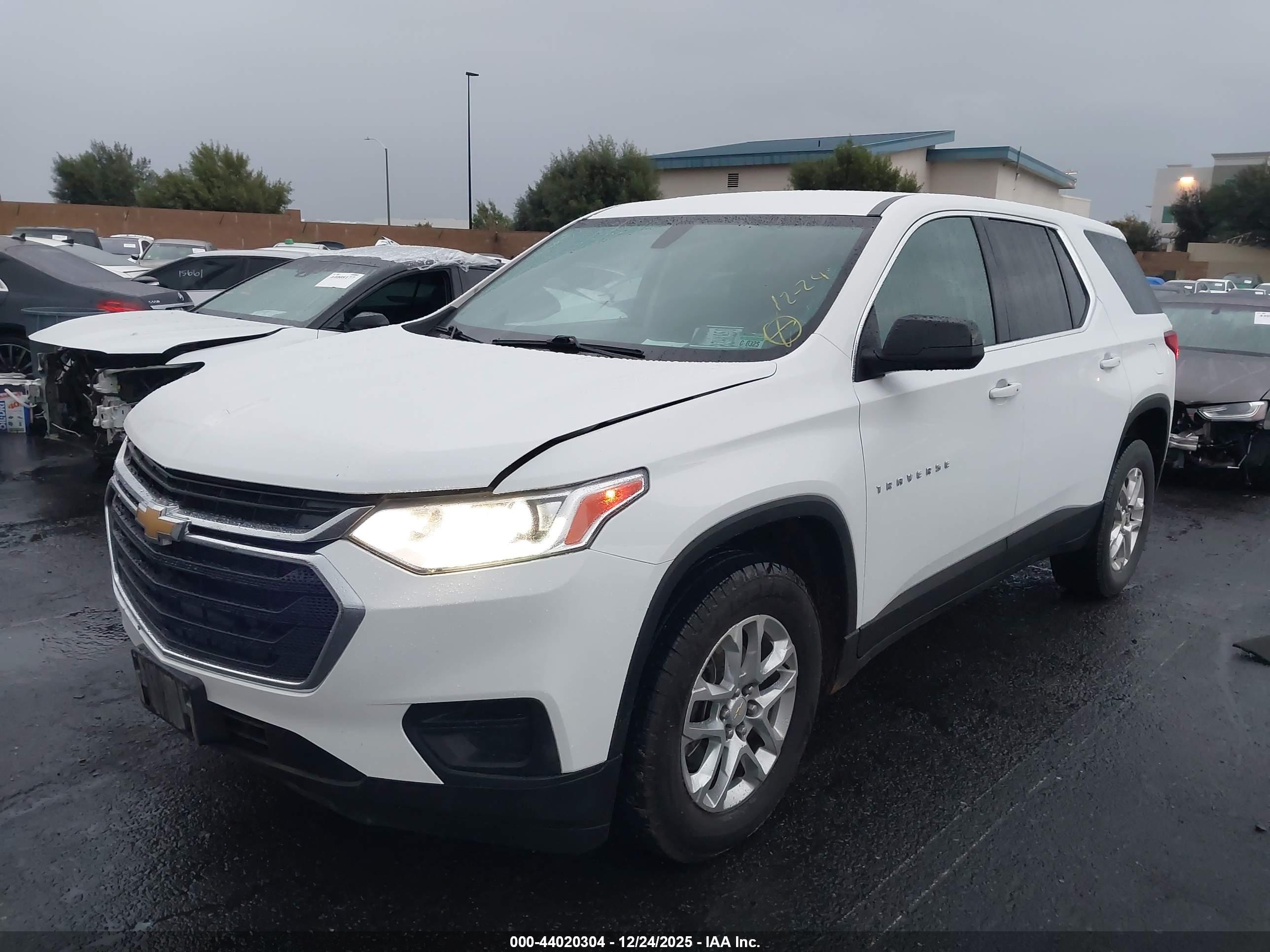CHEVROLET TRAVERSE image 2