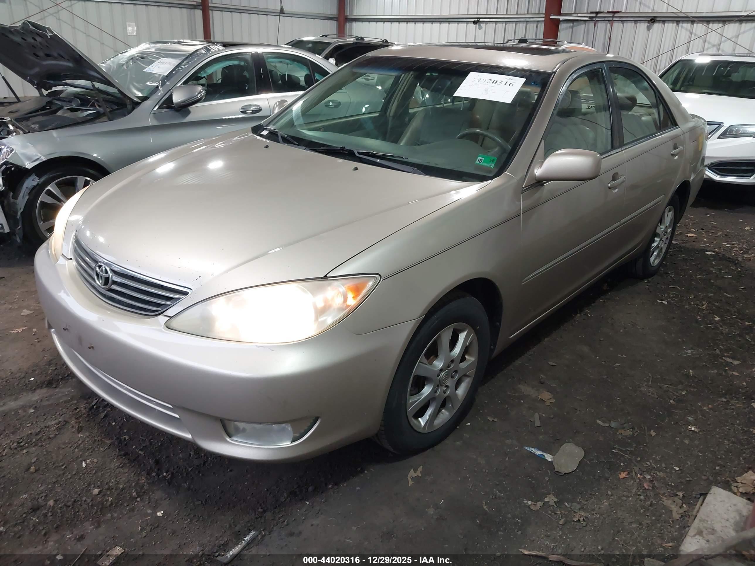 TOYOTA CAMRY image 2