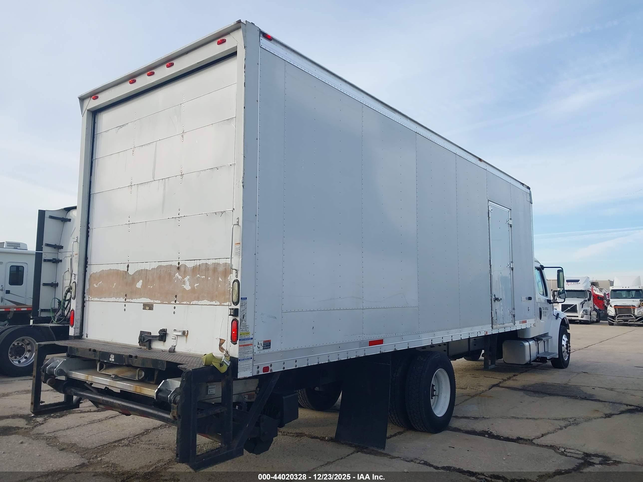 FREIGHTLINER M2 image 4