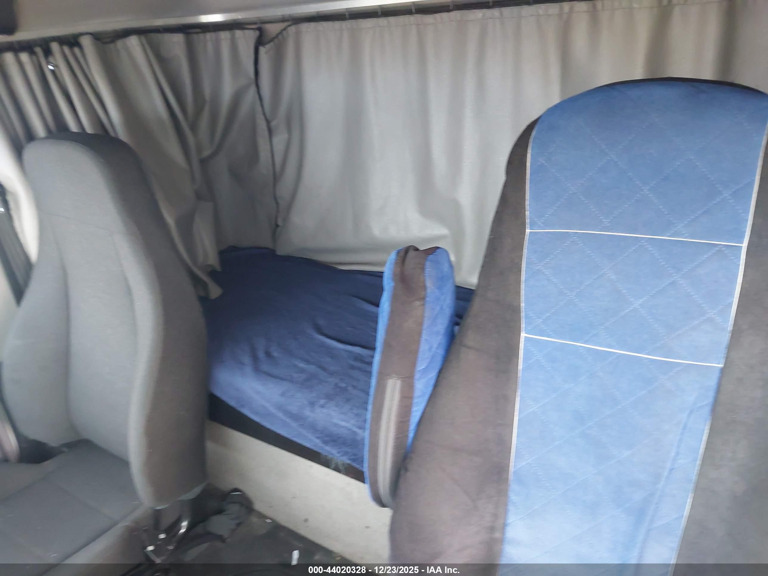 FREIGHTLINER M2 image 7