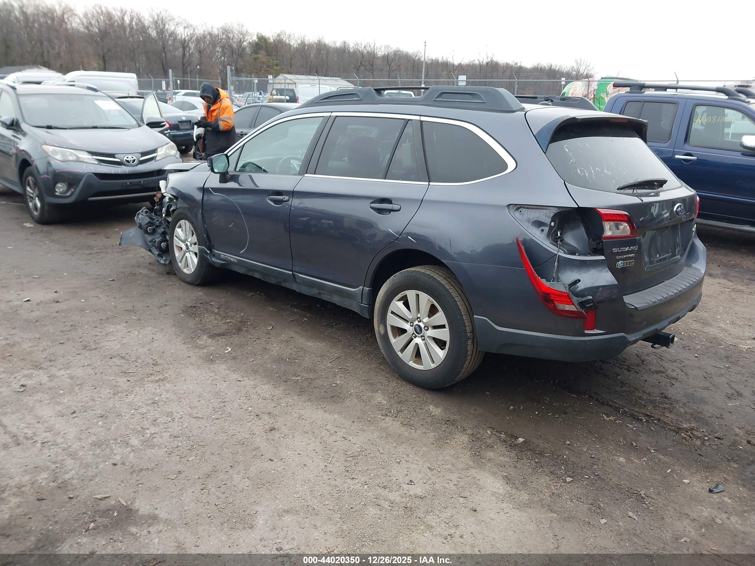 SUBARU OUTBACK image 3