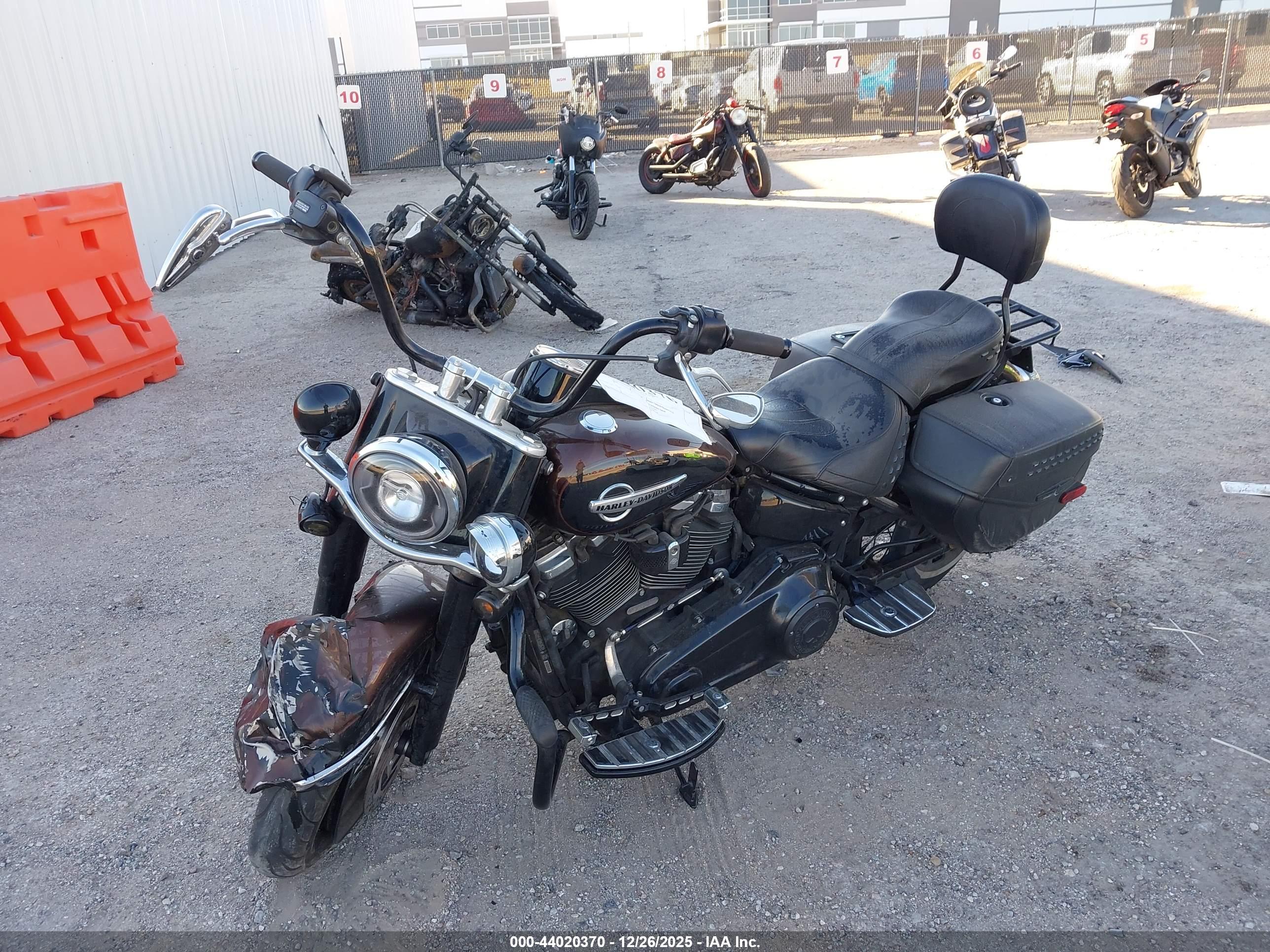 HARLEY-DAVIDSON FLHCS image 2