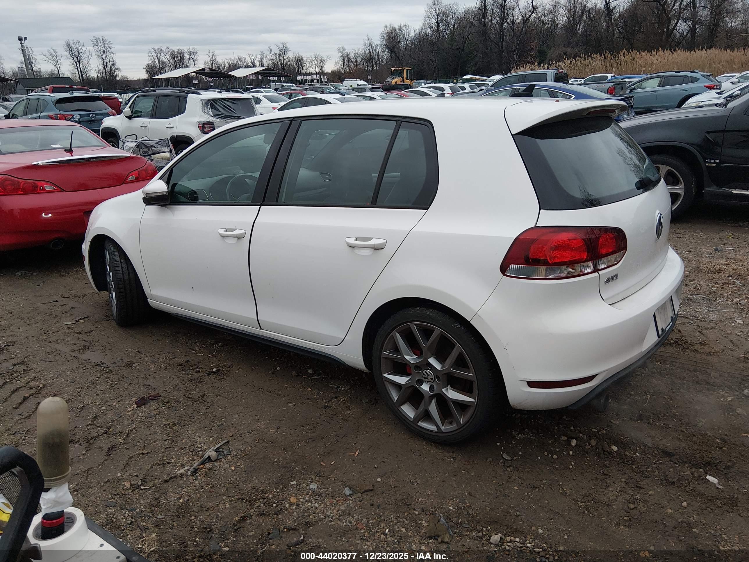VOLKSWAGEN GTI image 3