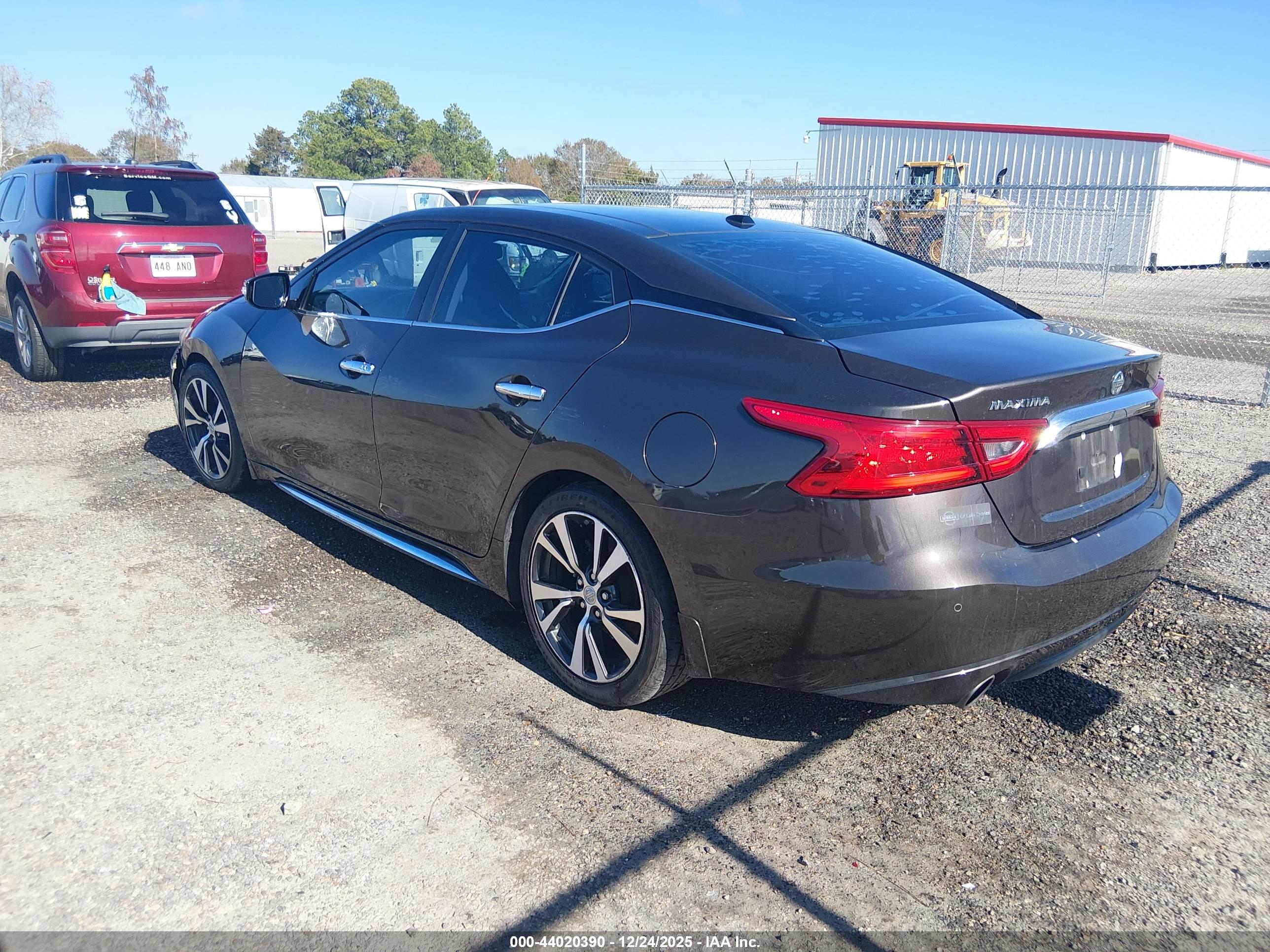 NISSAN MAXIMA image 3
