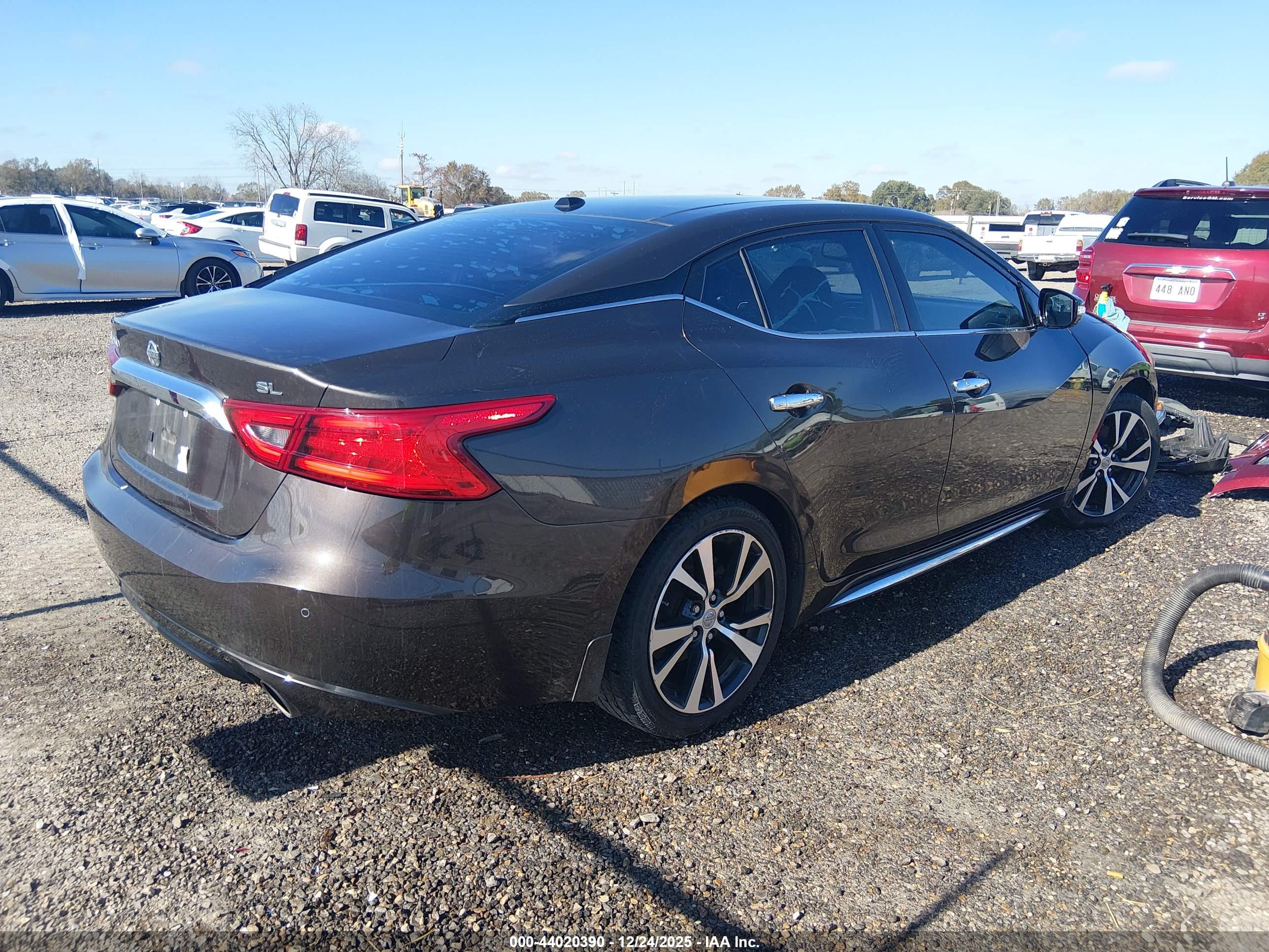 NISSAN MAXIMA image 4