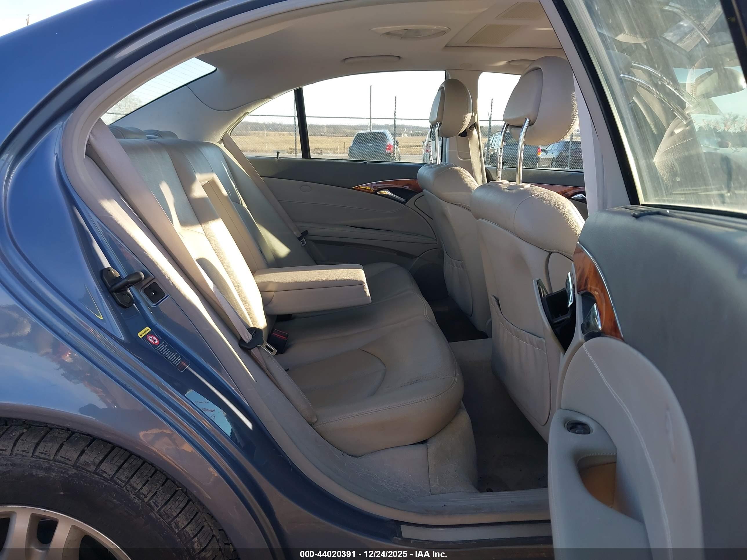 MERCEDES-BENZ E image 8