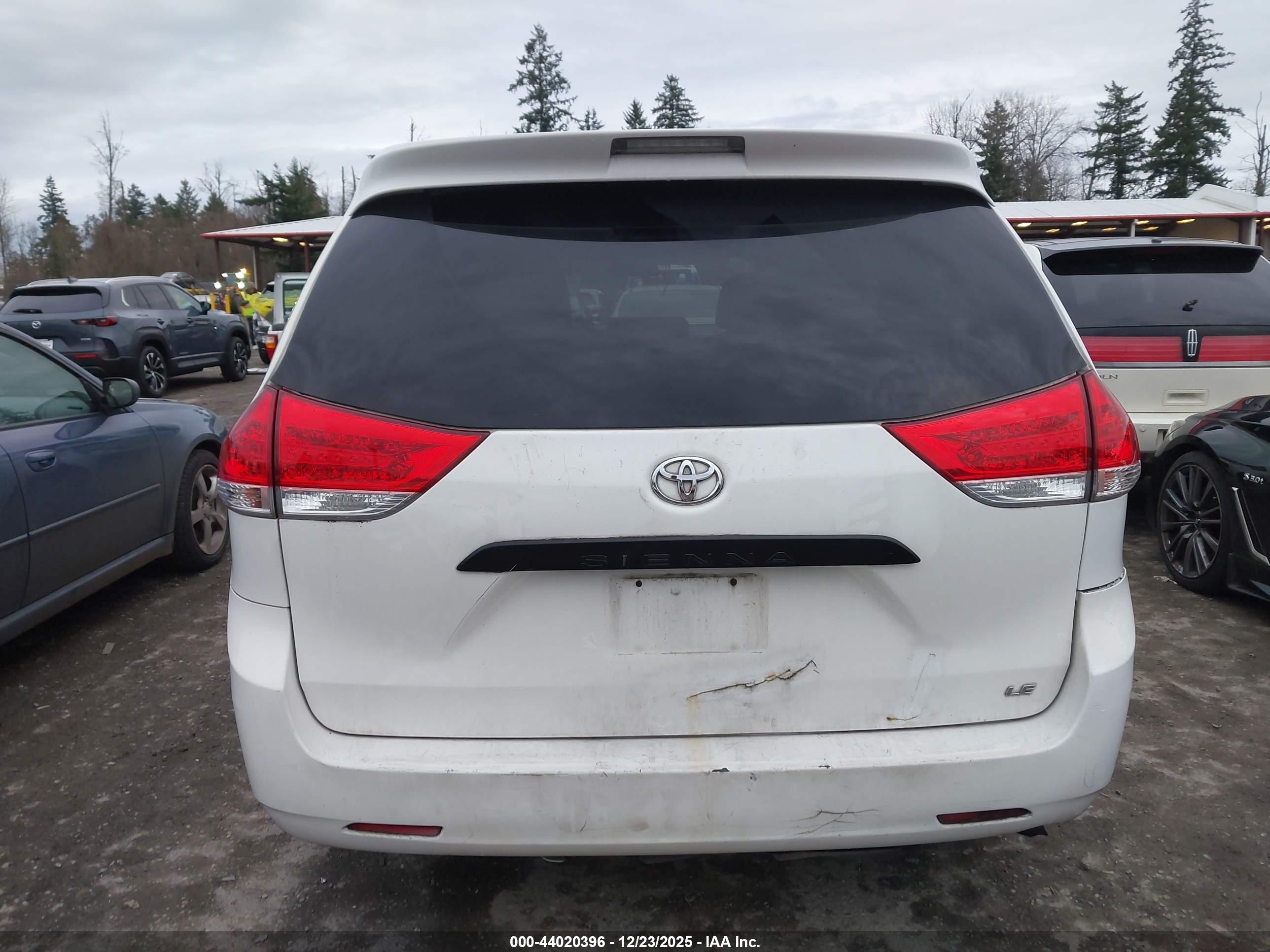 TOYOTA SIENNA image 6