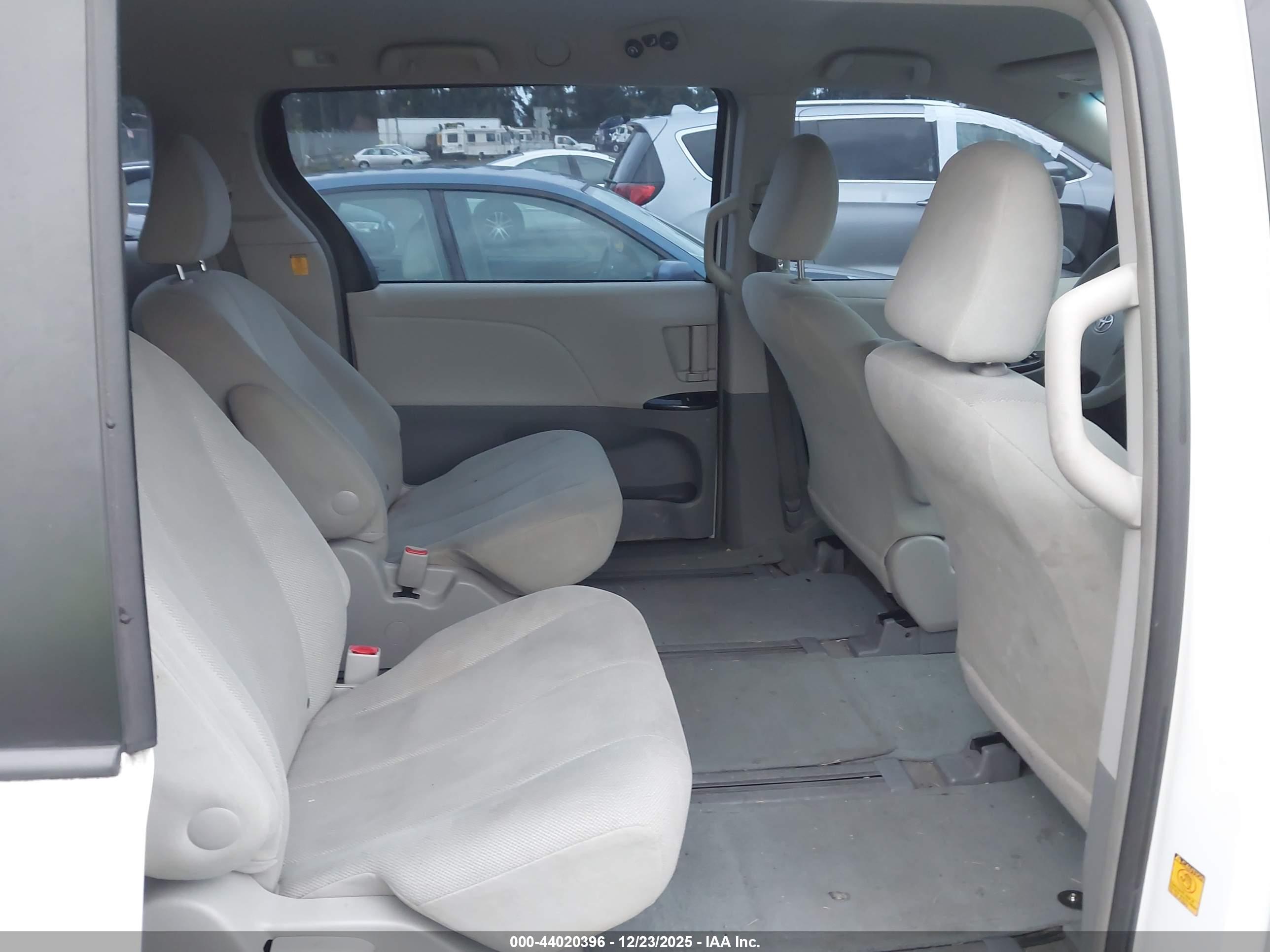 TOYOTA SIENNA image 8