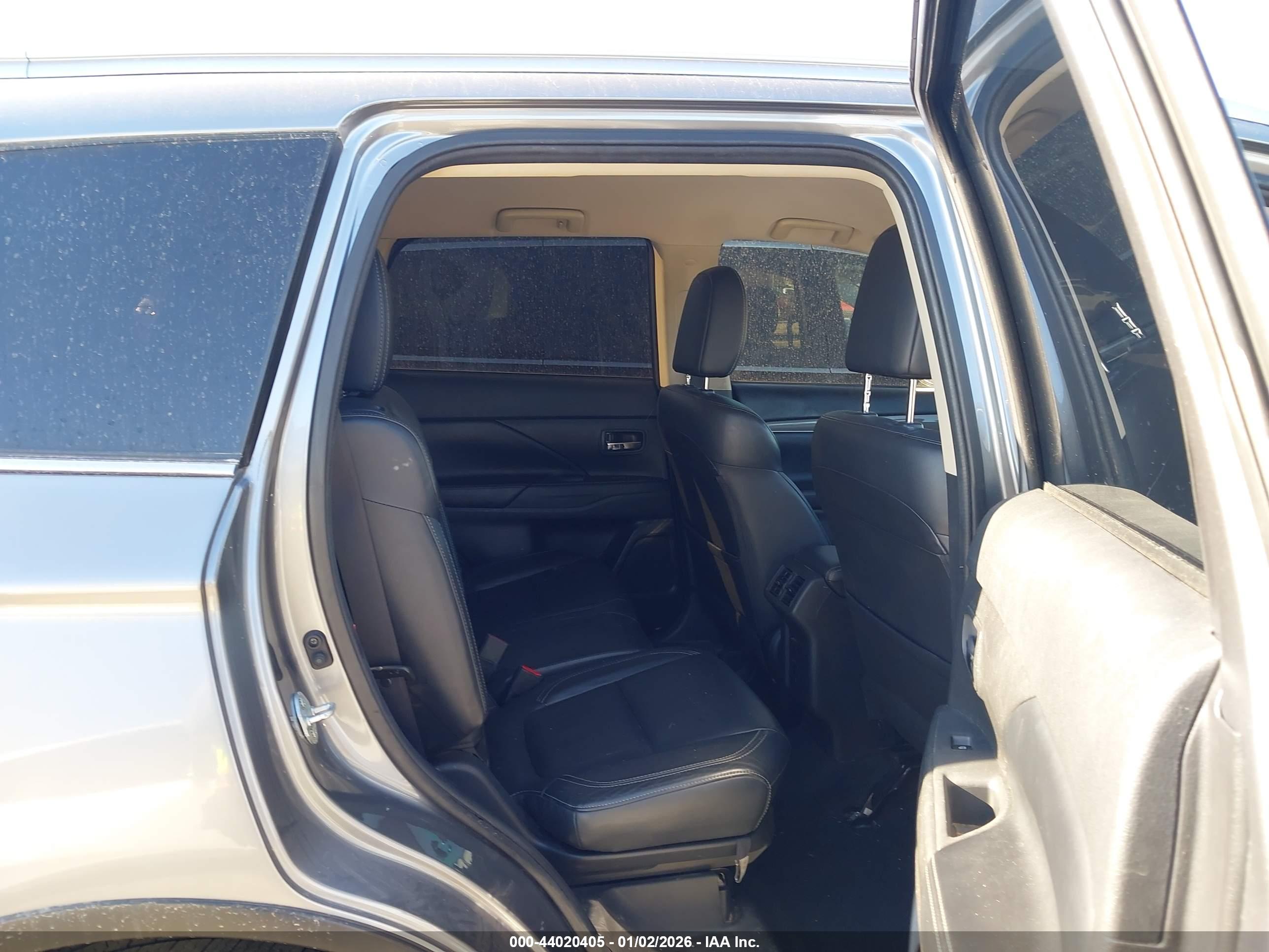 MITSUBISHI OUTLANDER image 8