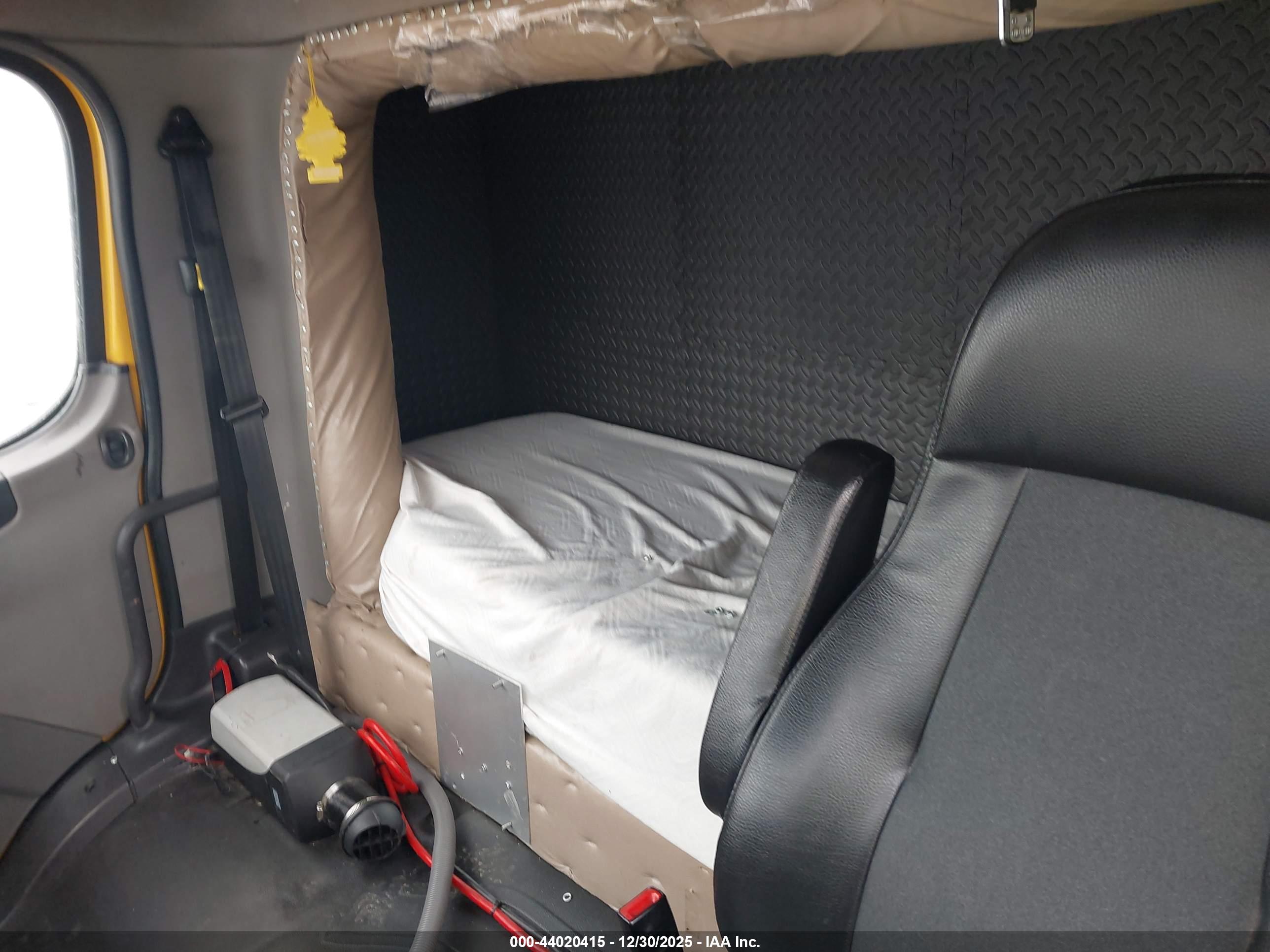 FREIGHTLINER M2 image 7