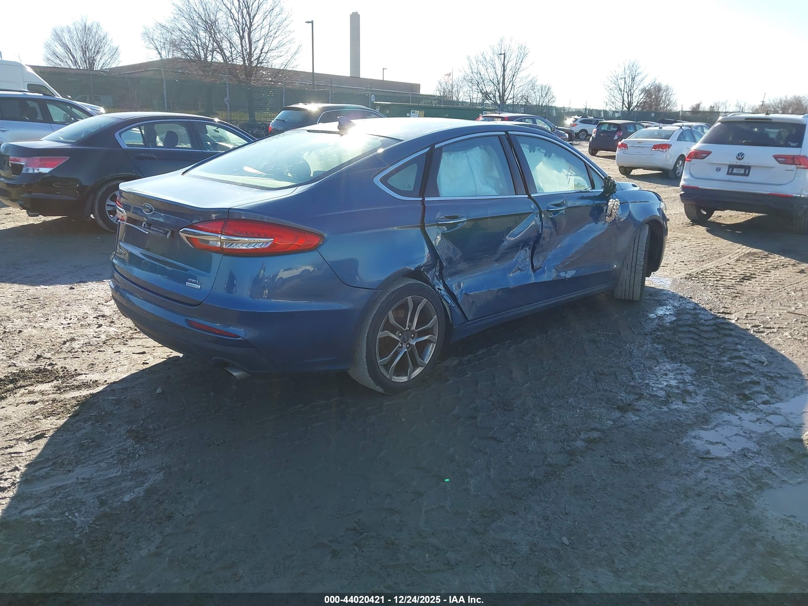 FORD FUSION image 4