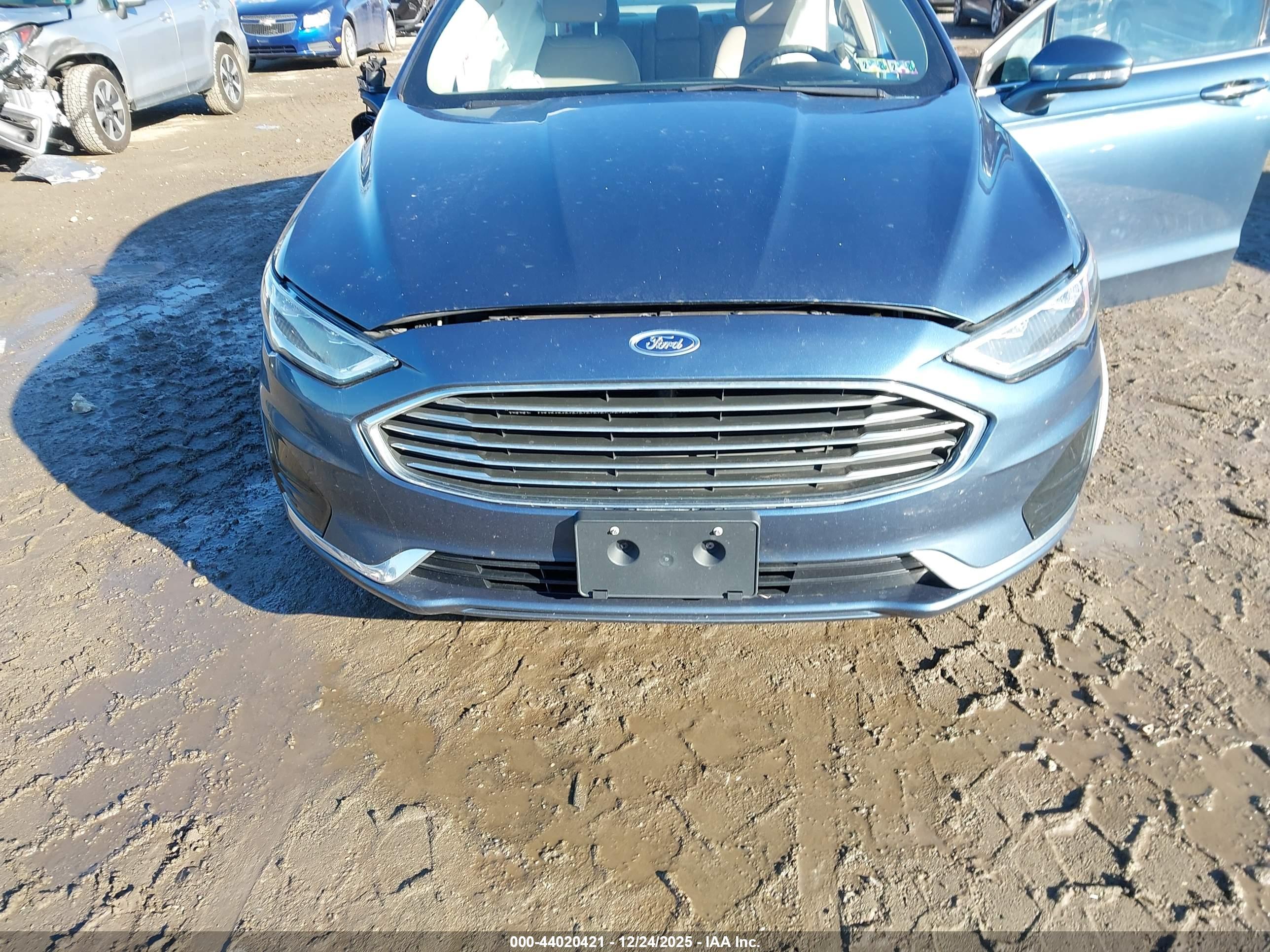 FORD FUSION image 6