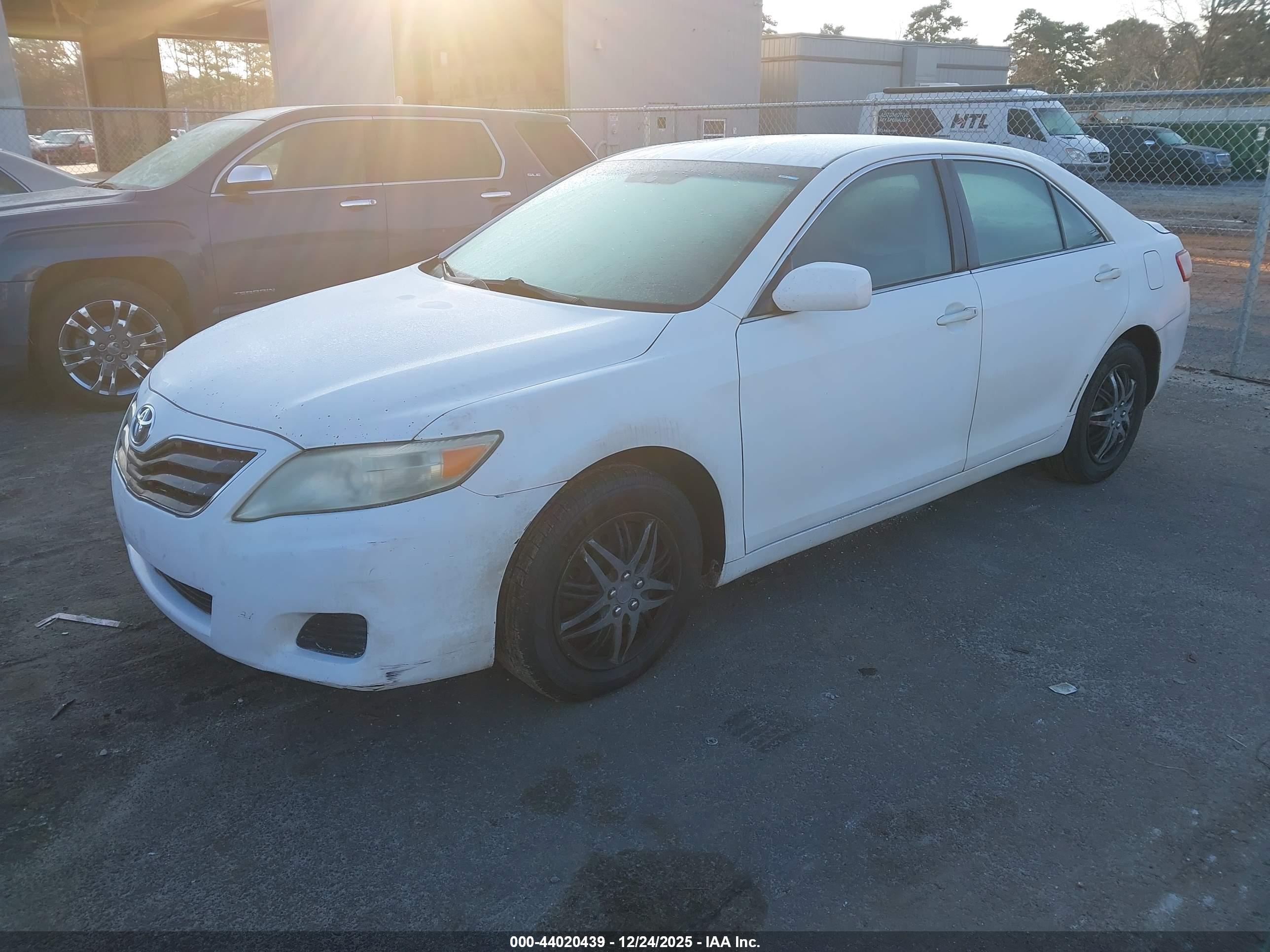 TOYOTA CAMRY image 2