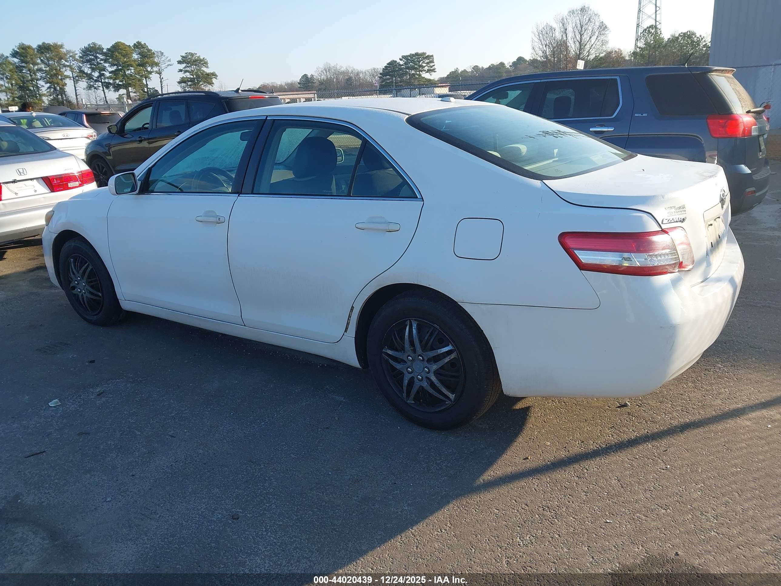 TOYOTA CAMRY image 3