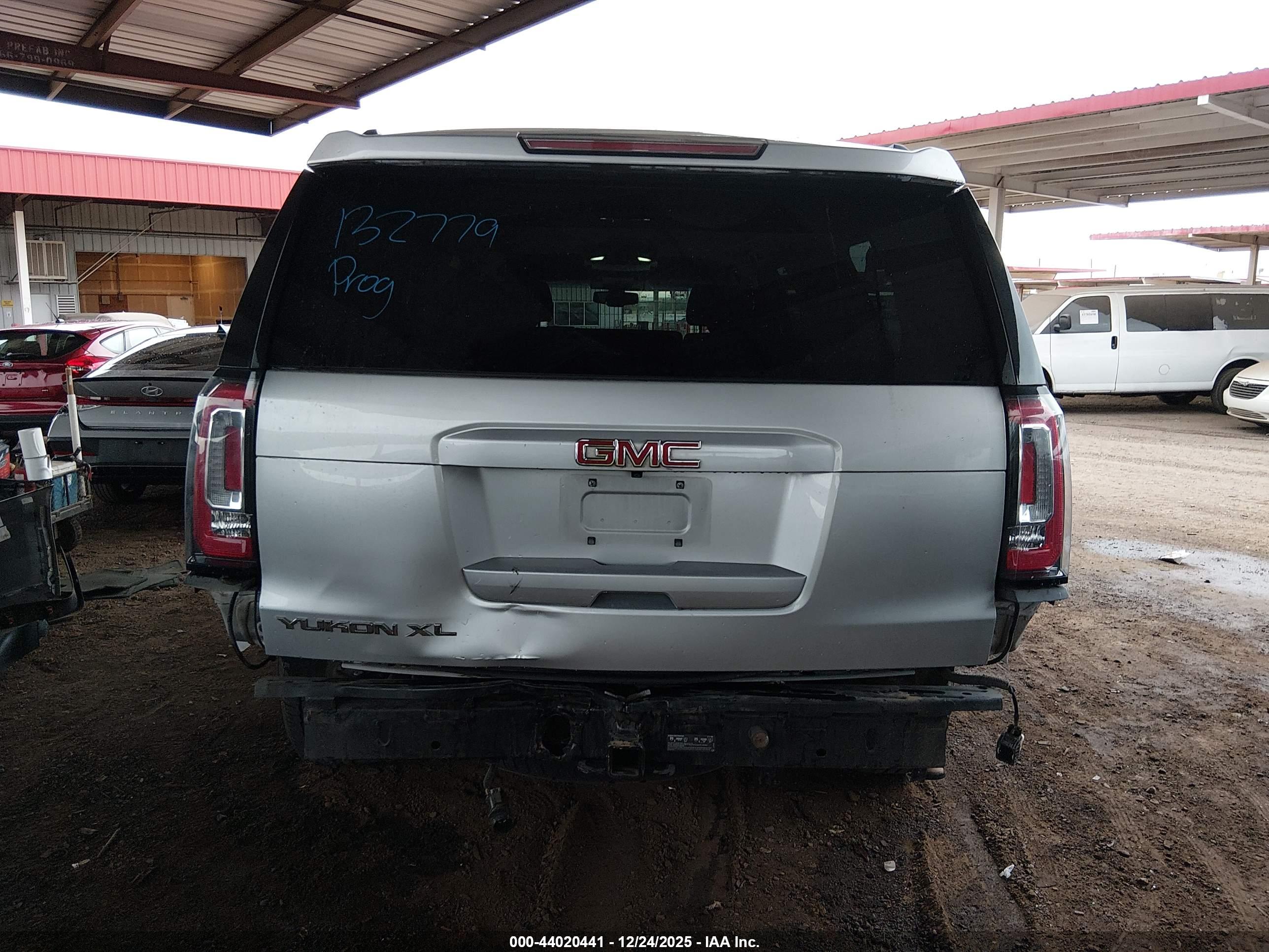 GMC YUKON image 6