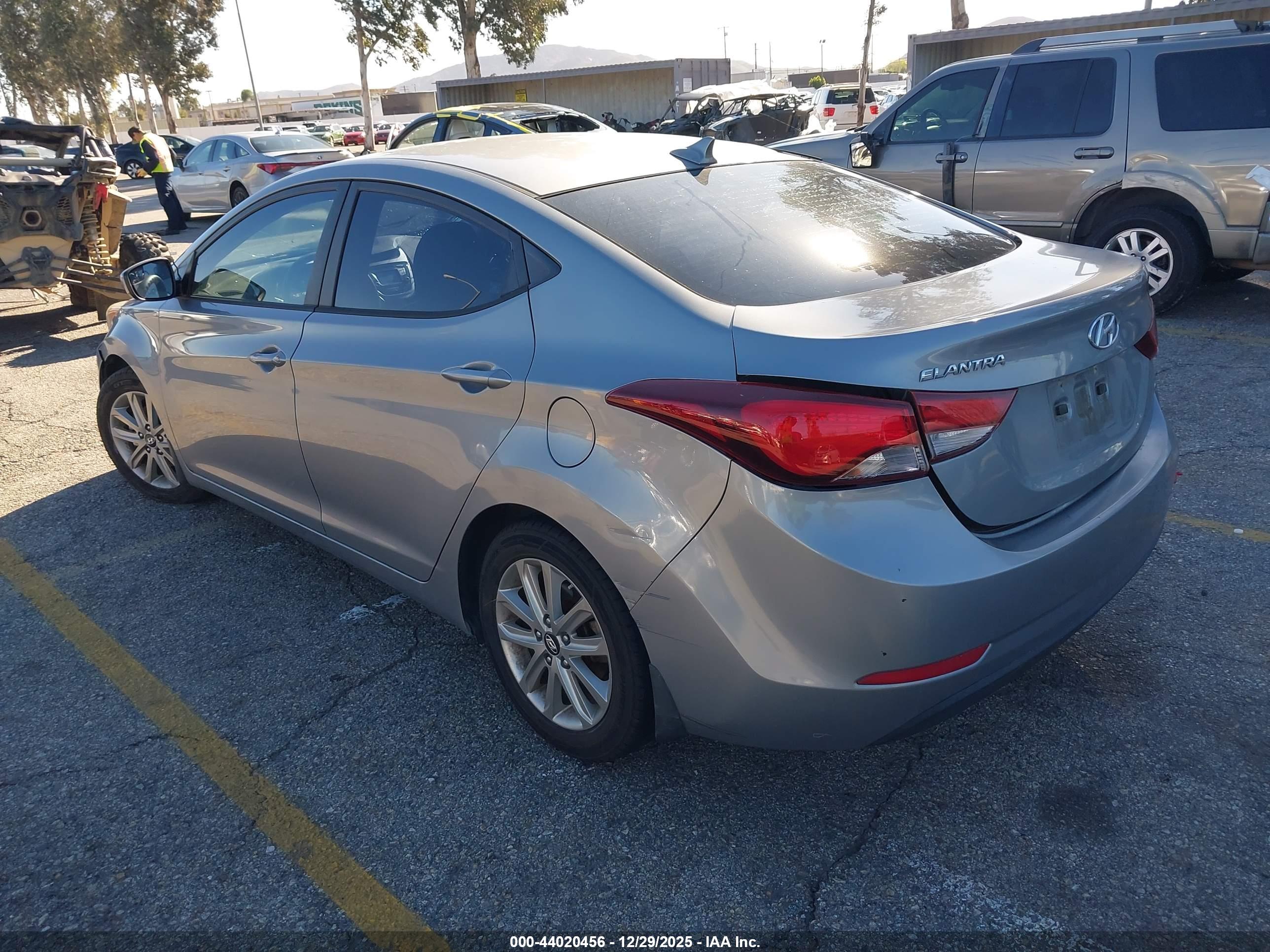 HYUNDAI ELANTRA image 3