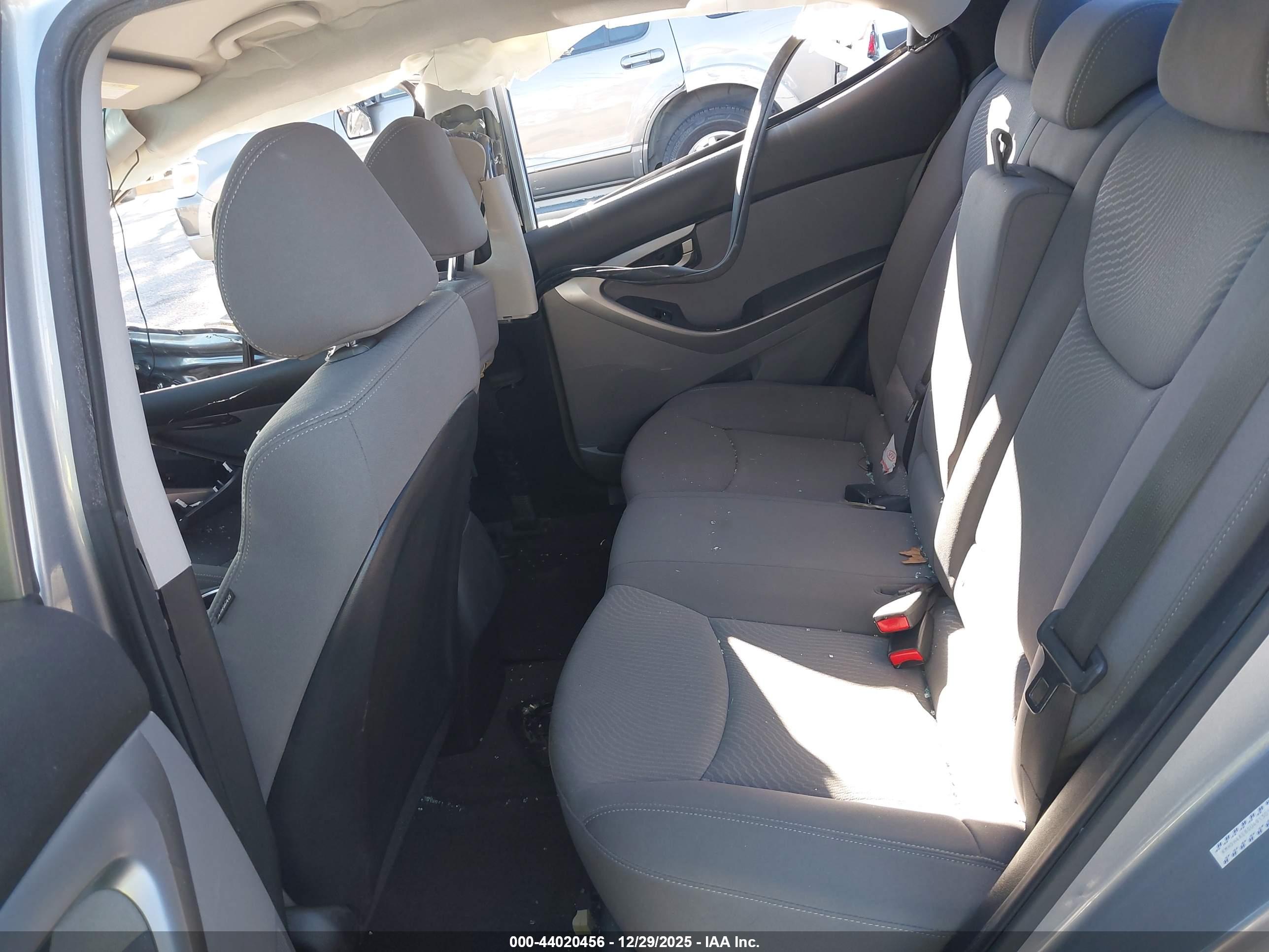 HYUNDAI ELANTRA image 8