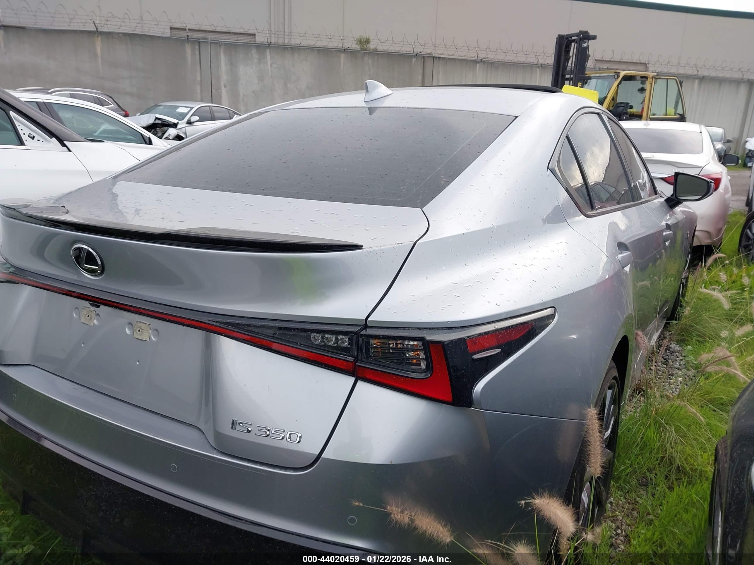 LEXUS IS image 4