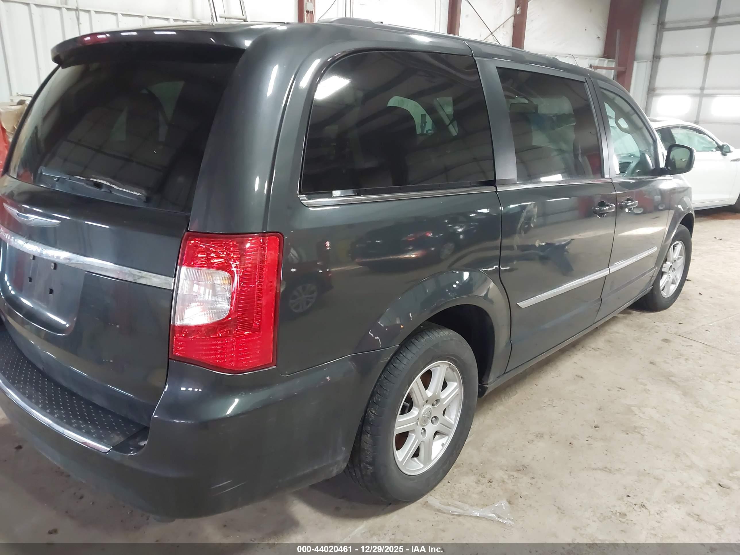 CHRYSLER TOWN image 4