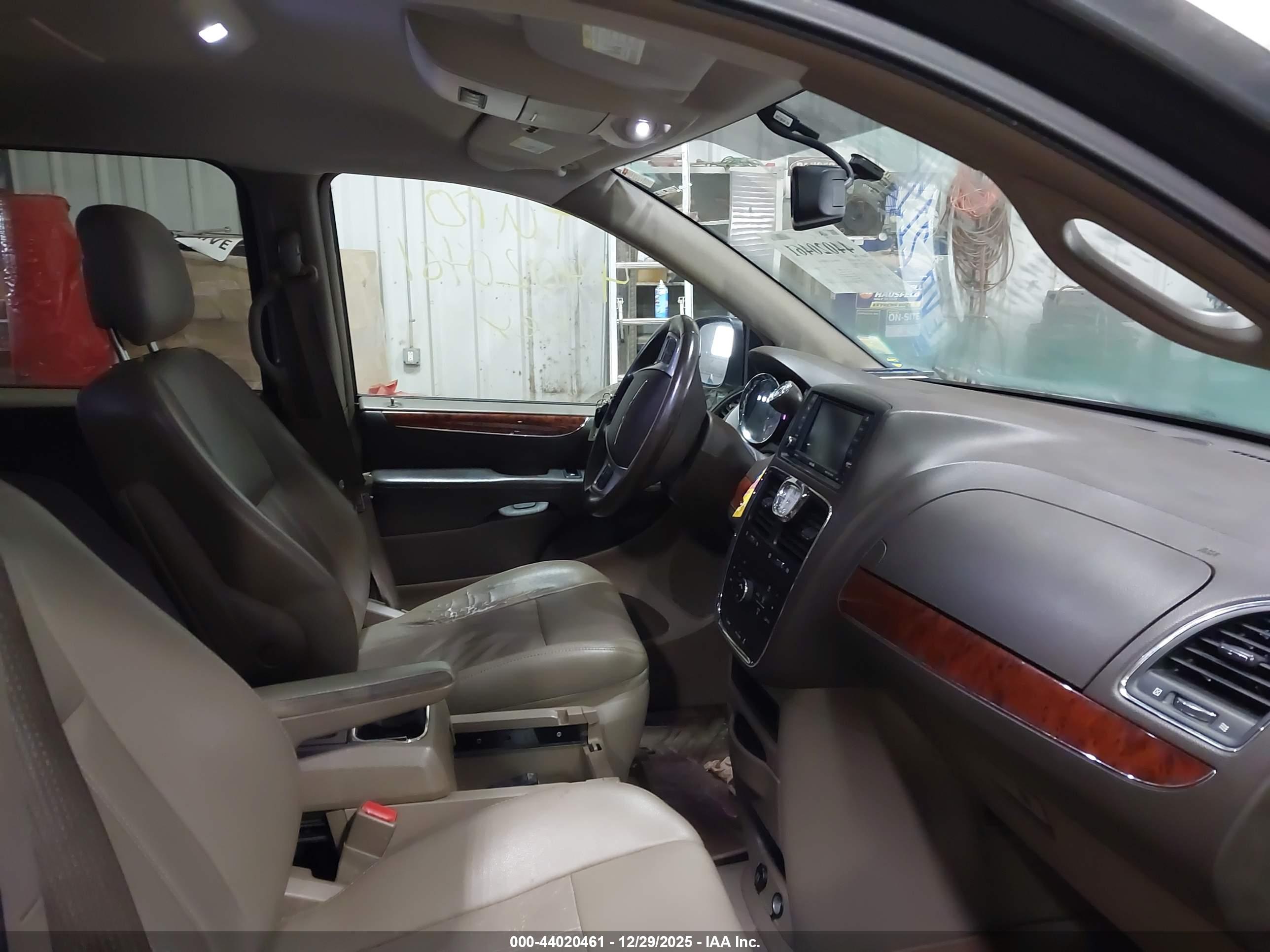 CHRYSLER TOWN image 5