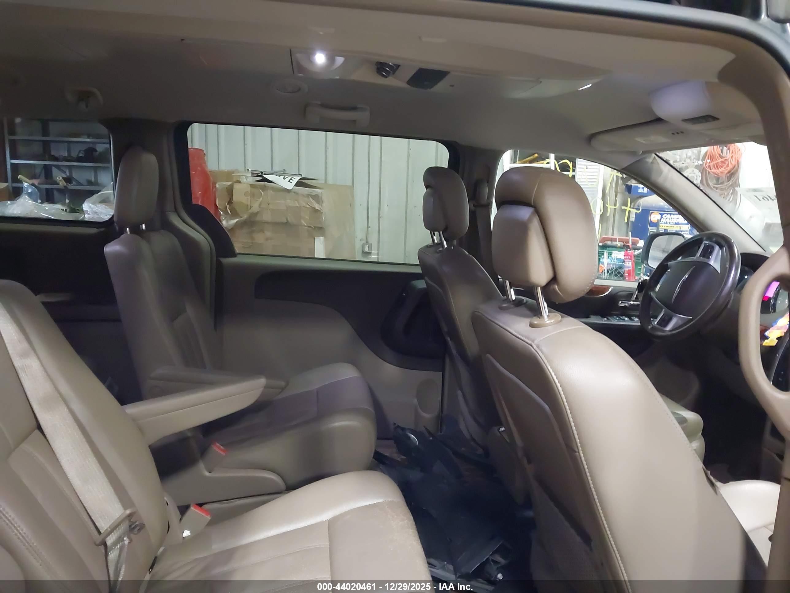 CHRYSLER TOWN image 8