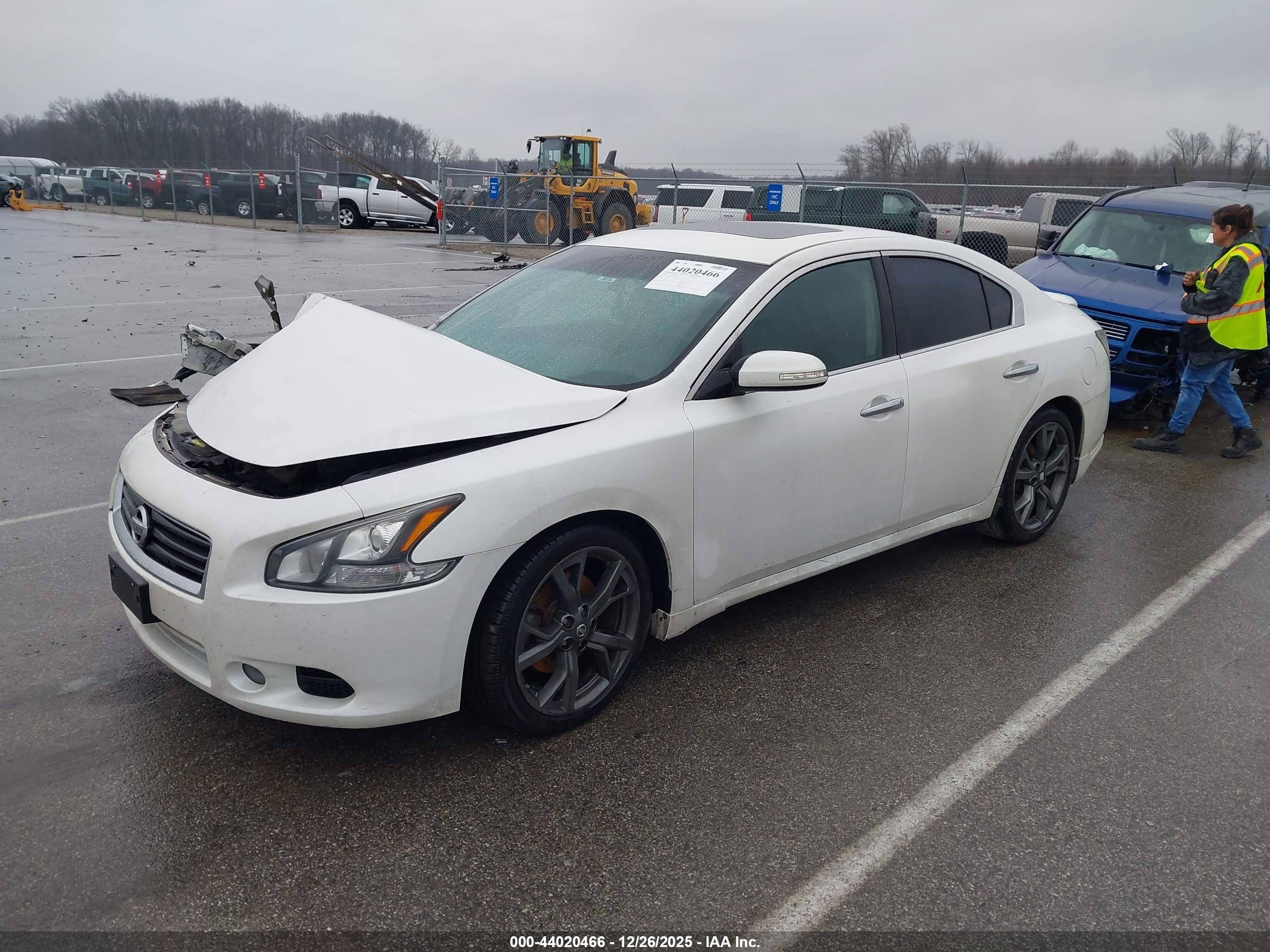 NISSAN MAXIMA image 2