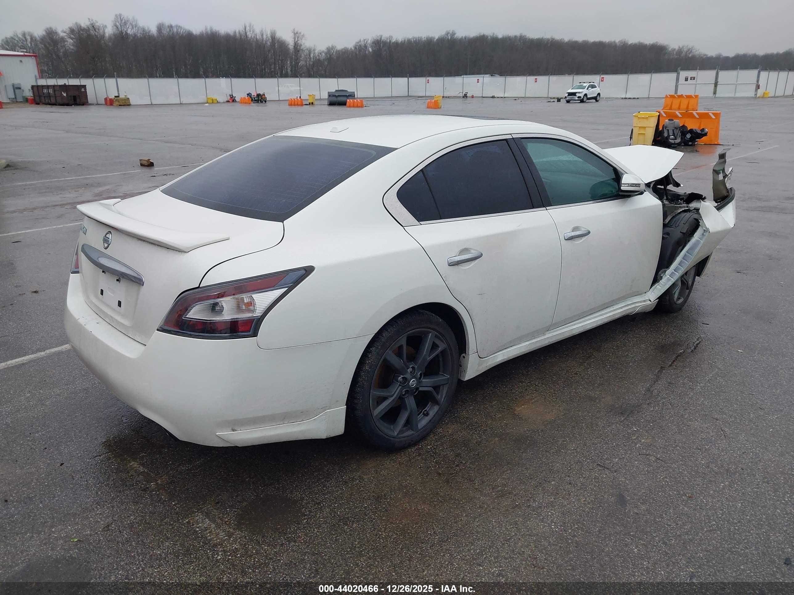 NISSAN MAXIMA image 4