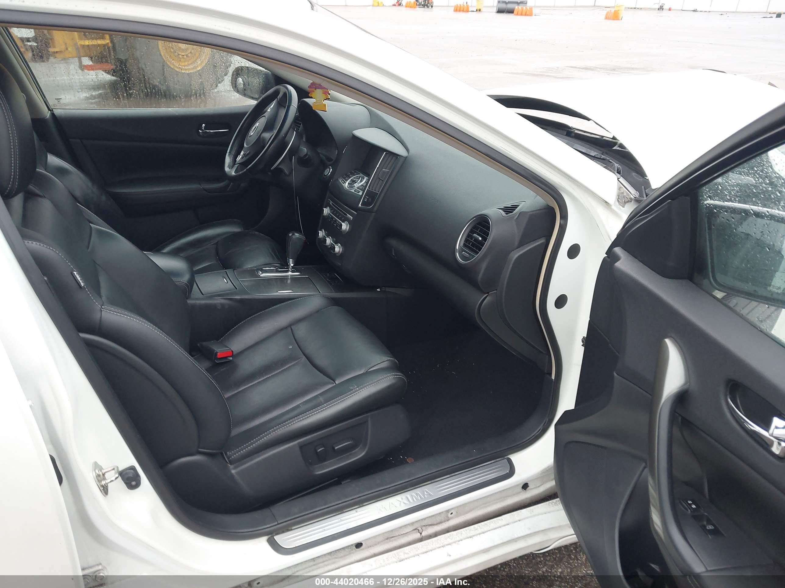 NISSAN MAXIMA image 5