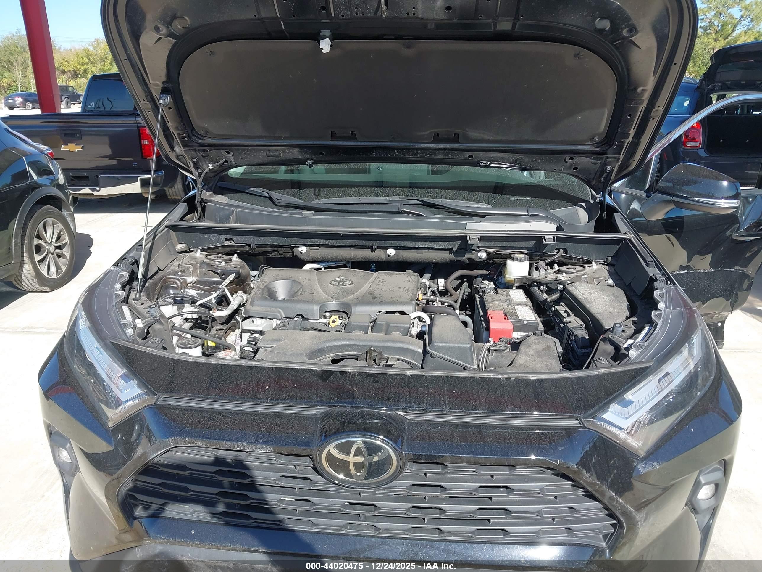 TOYOTA RAV4 image 10