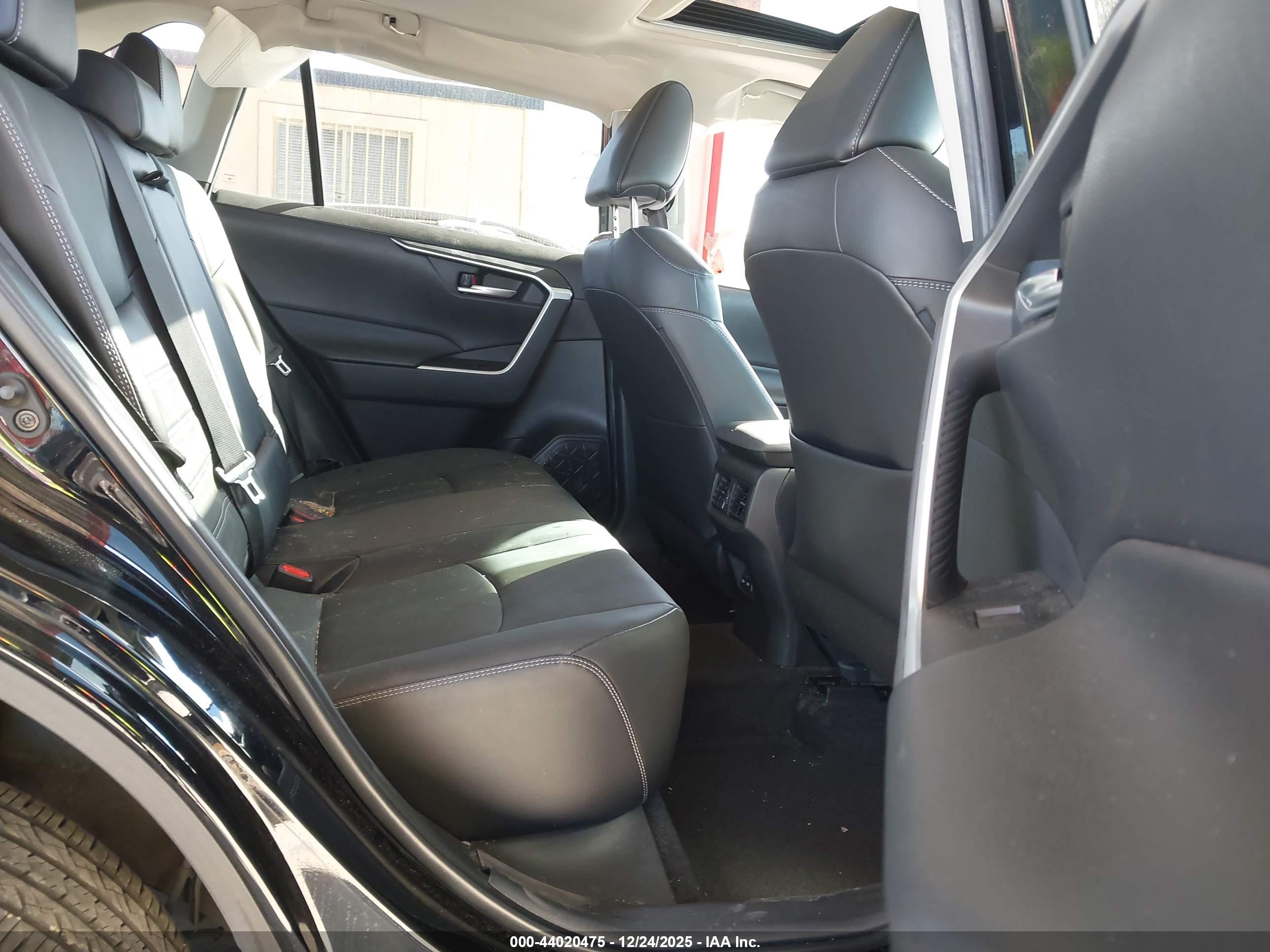 TOYOTA RAV4 image 8
