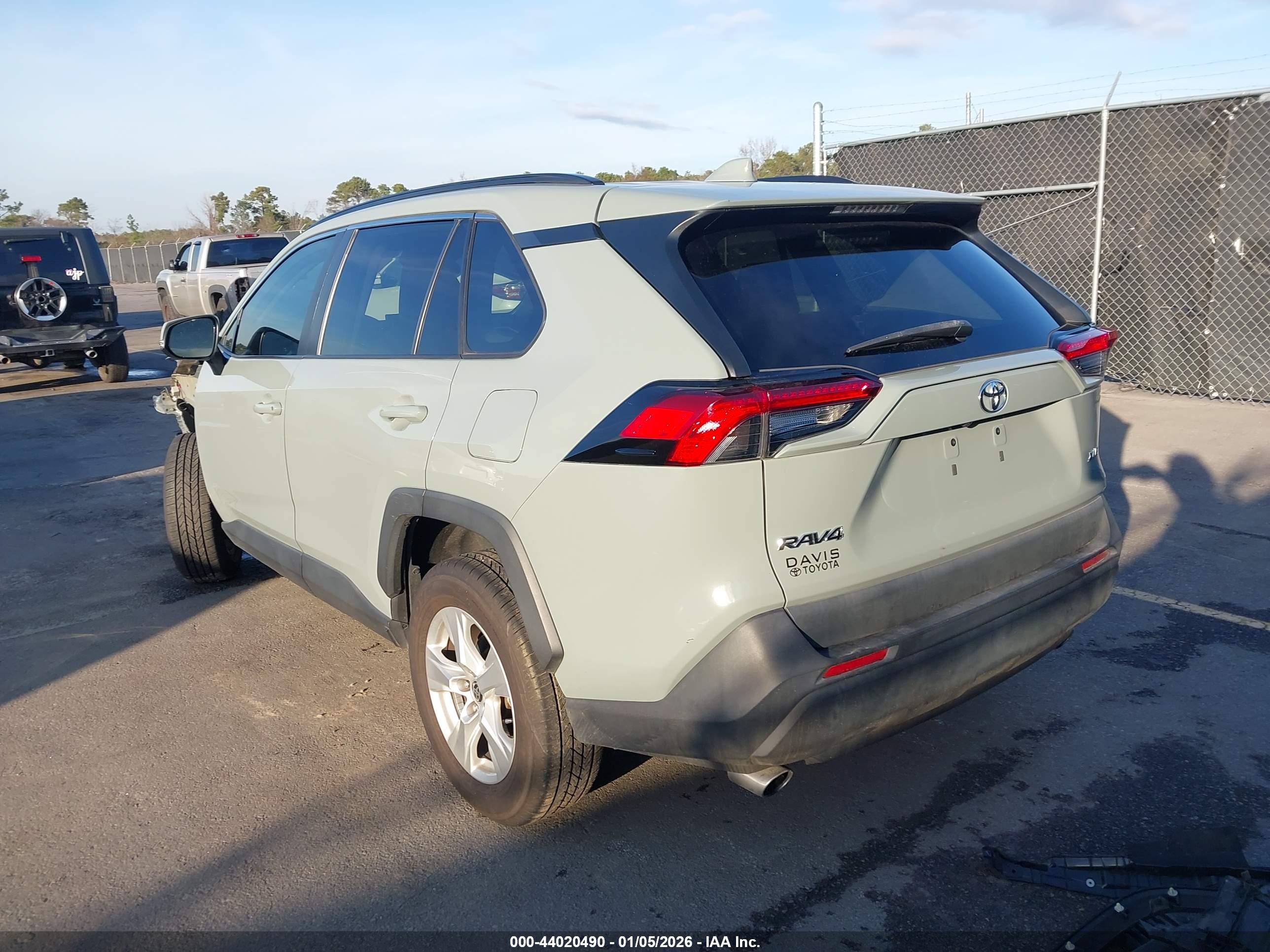 TOYOTA RAV4 image 3