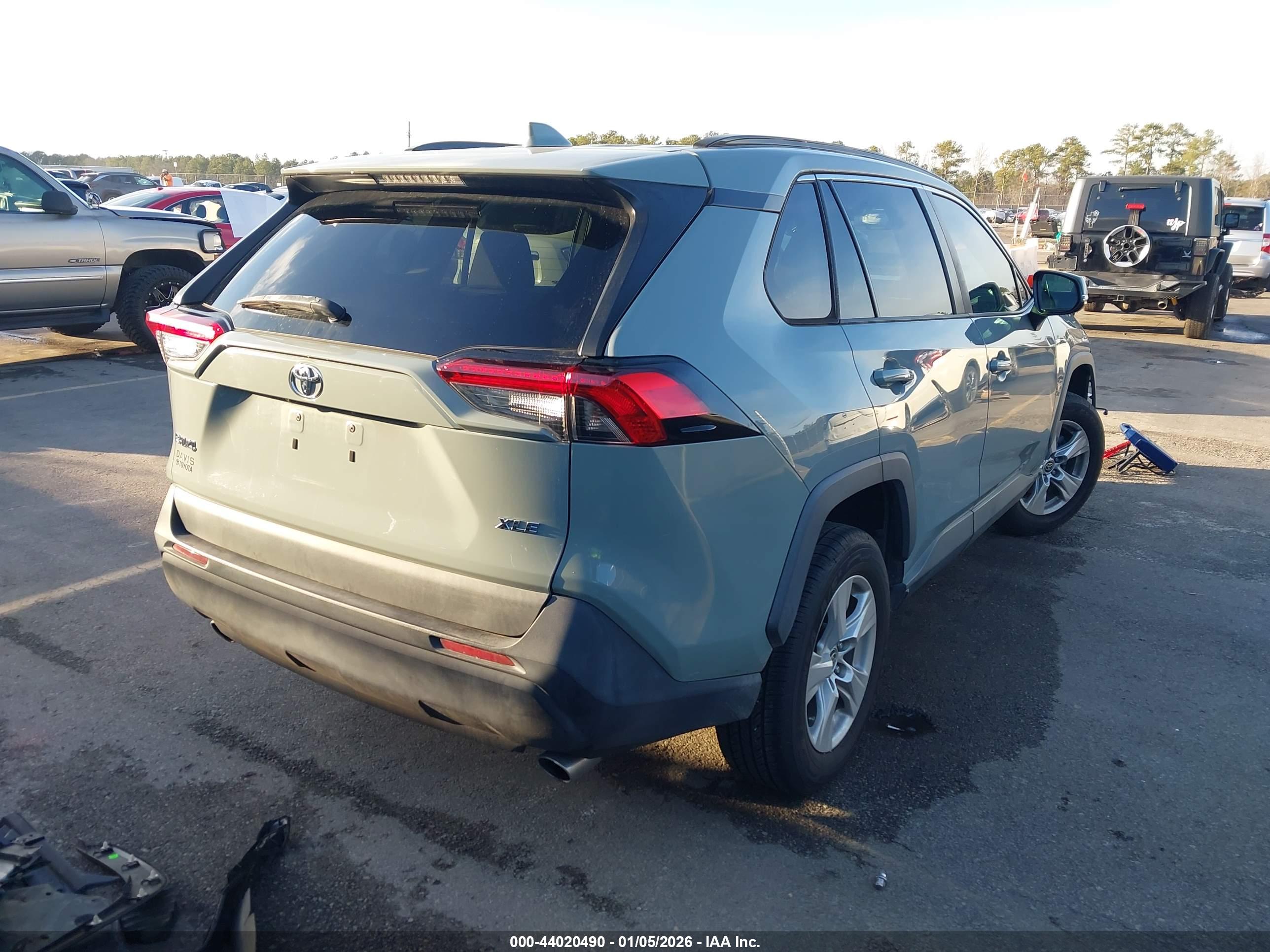TOYOTA RAV4 image 4
