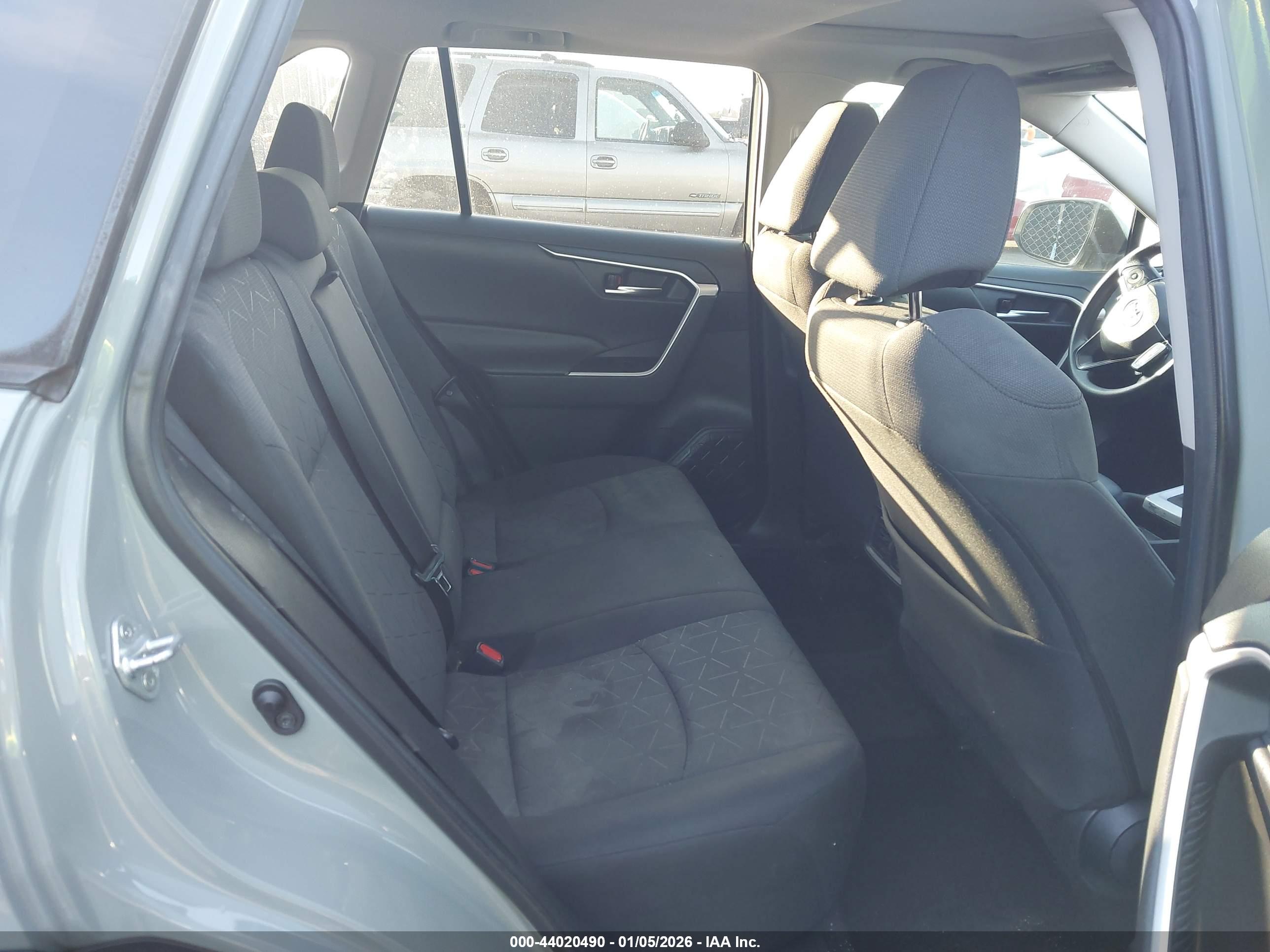 TOYOTA RAV4 image 8