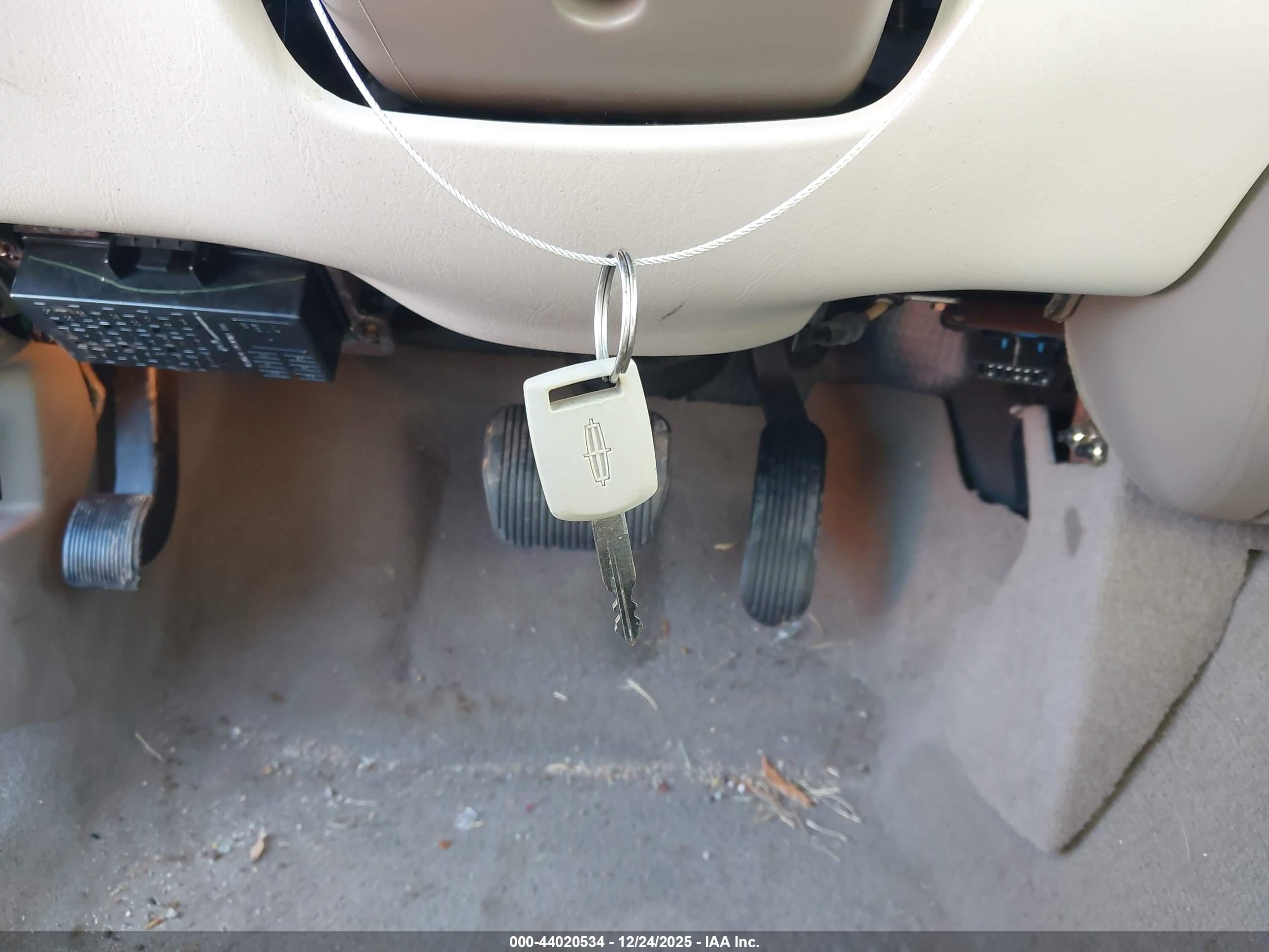 LINCOLN TOWN image 11