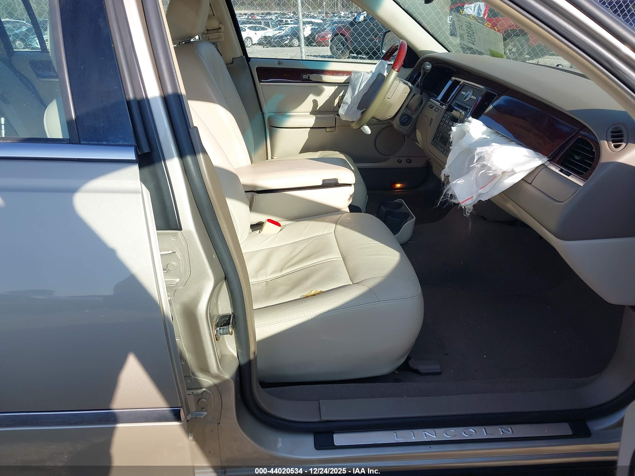 LINCOLN TOWN image 5