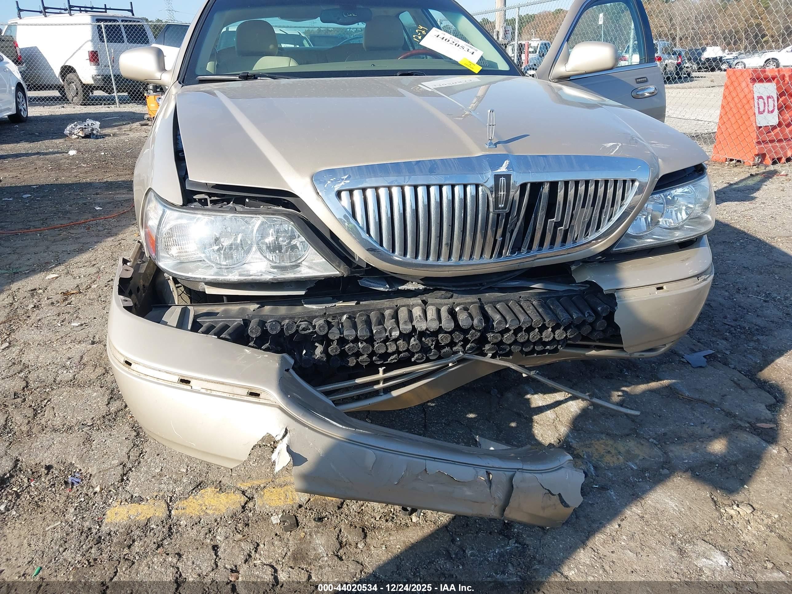 LINCOLN TOWN image 6