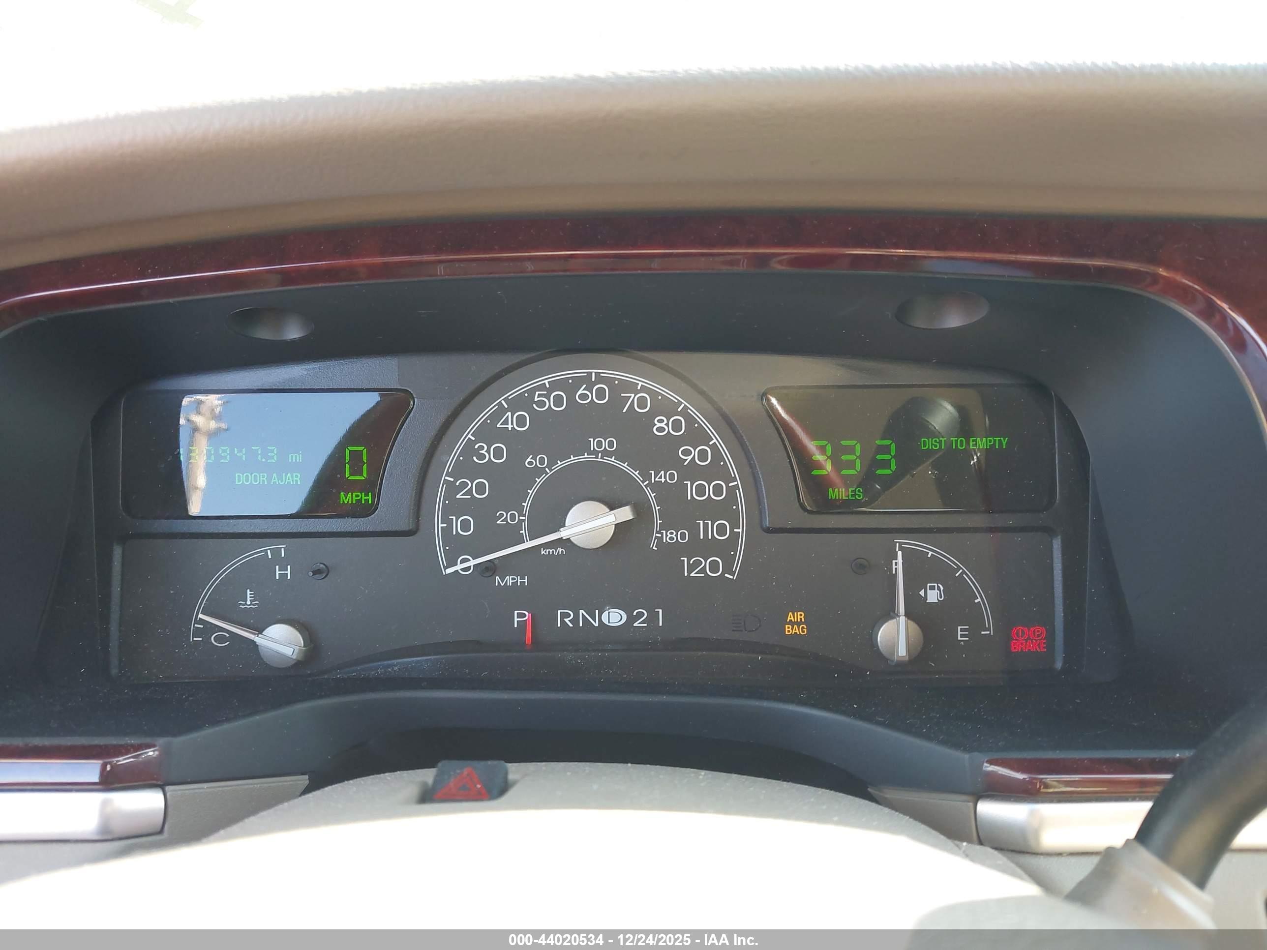 LINCOLN TOWN image 7