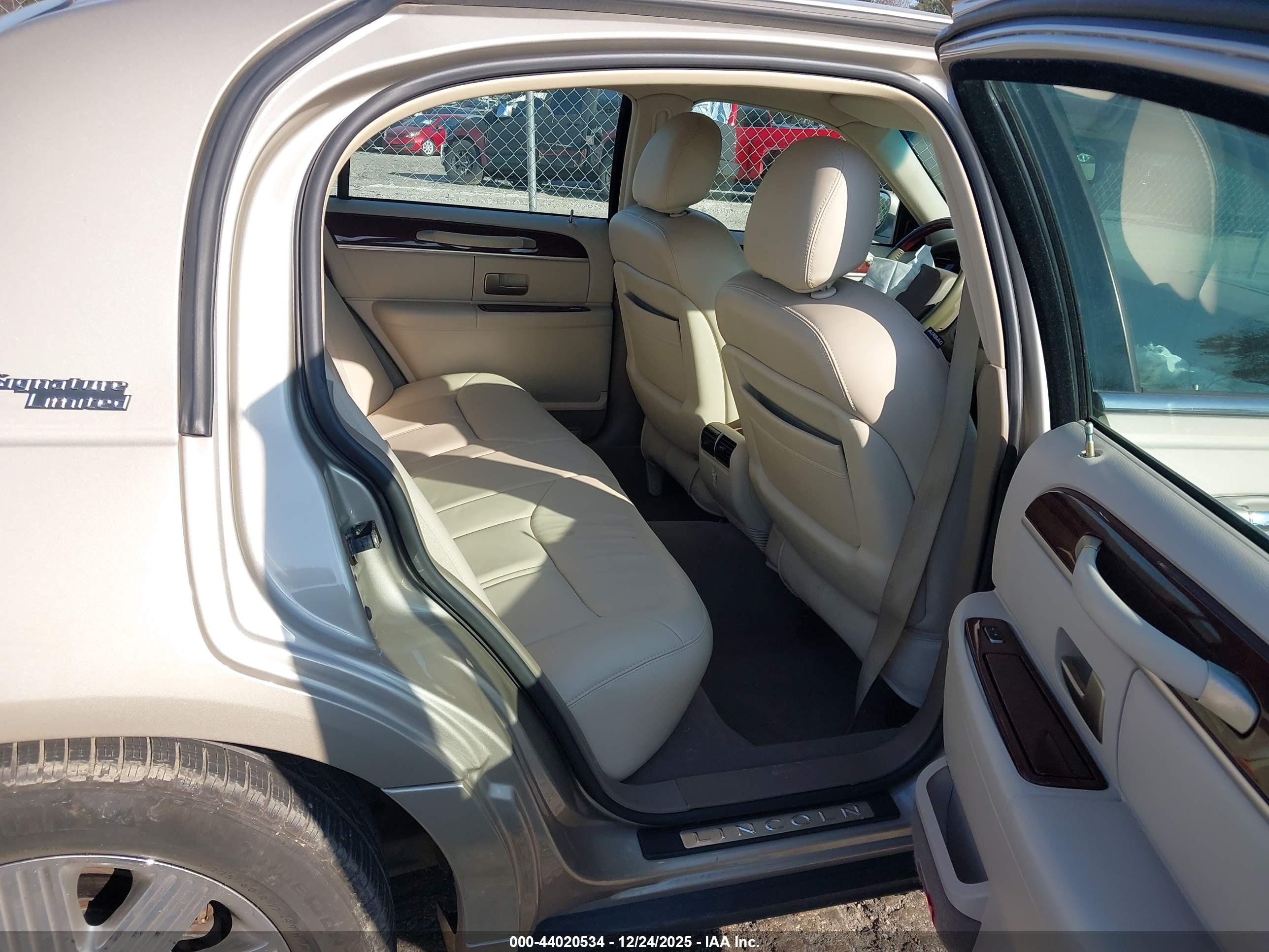 LINCOLN TOWN image 8