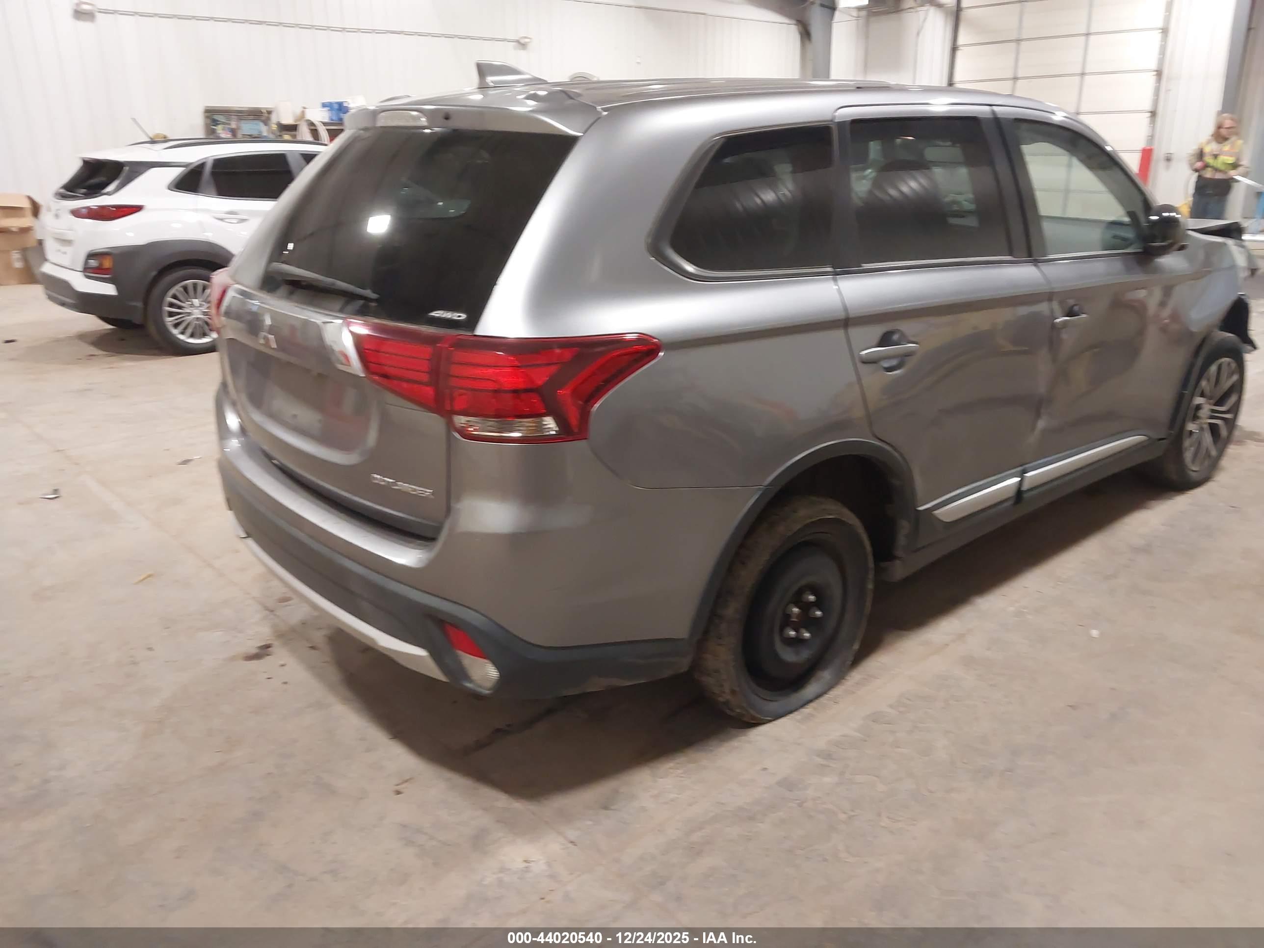MITSUBISHI OUTLANDER image 4