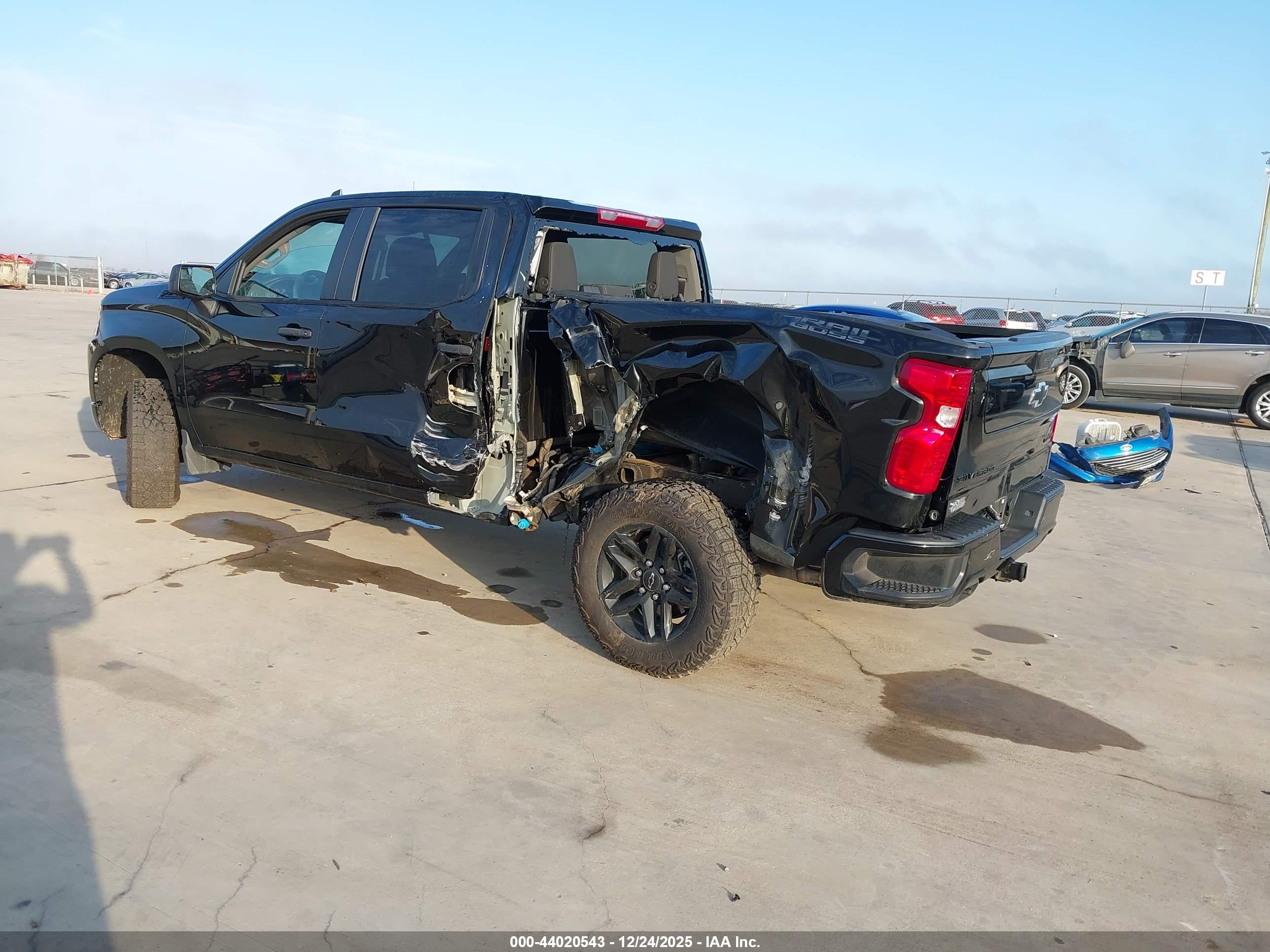 CHEVROLET SILVERADO image 3