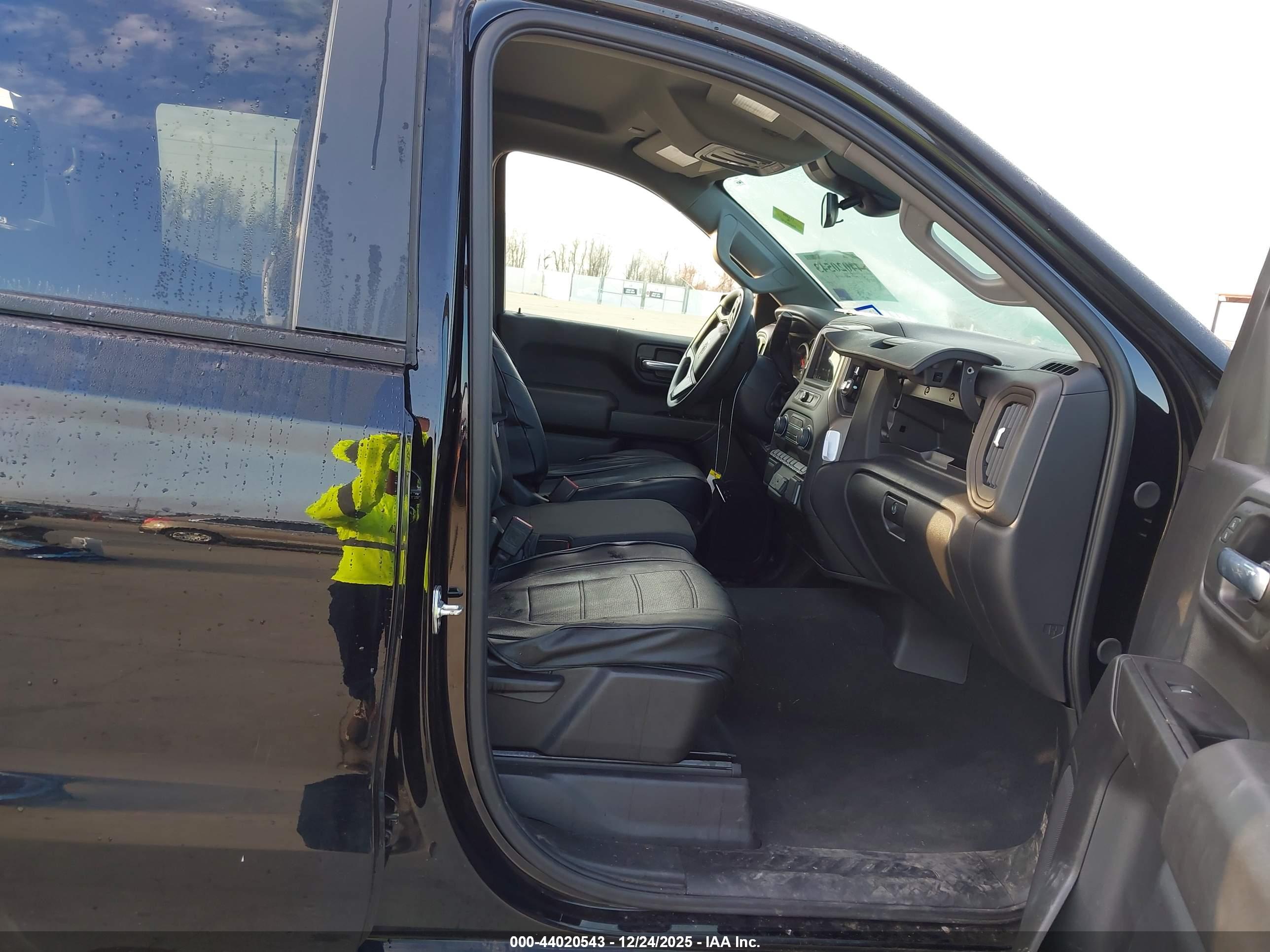 CHEVROLET SILVERADO image 5
