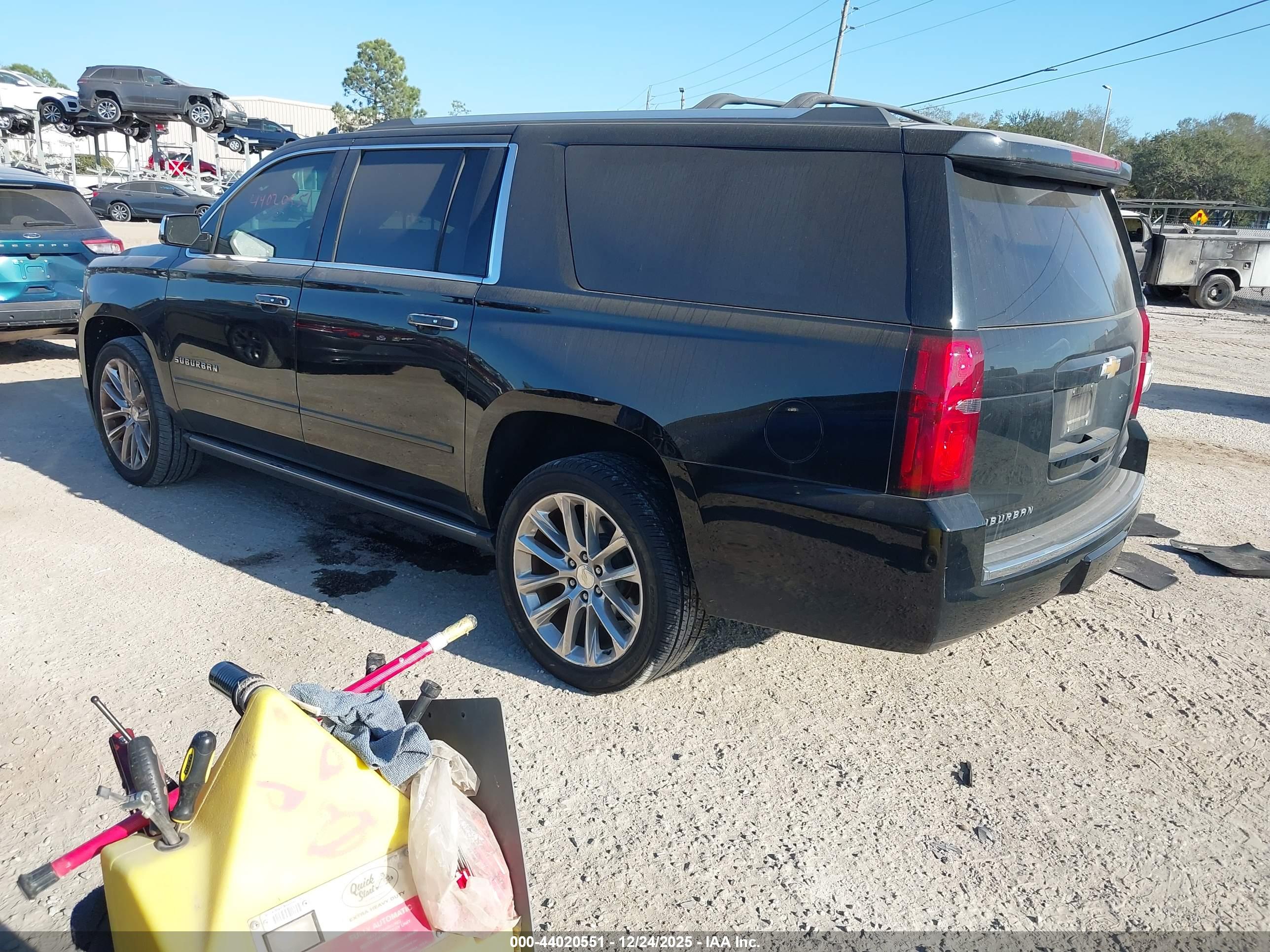 CHEVROLET SUBURBAN image 3