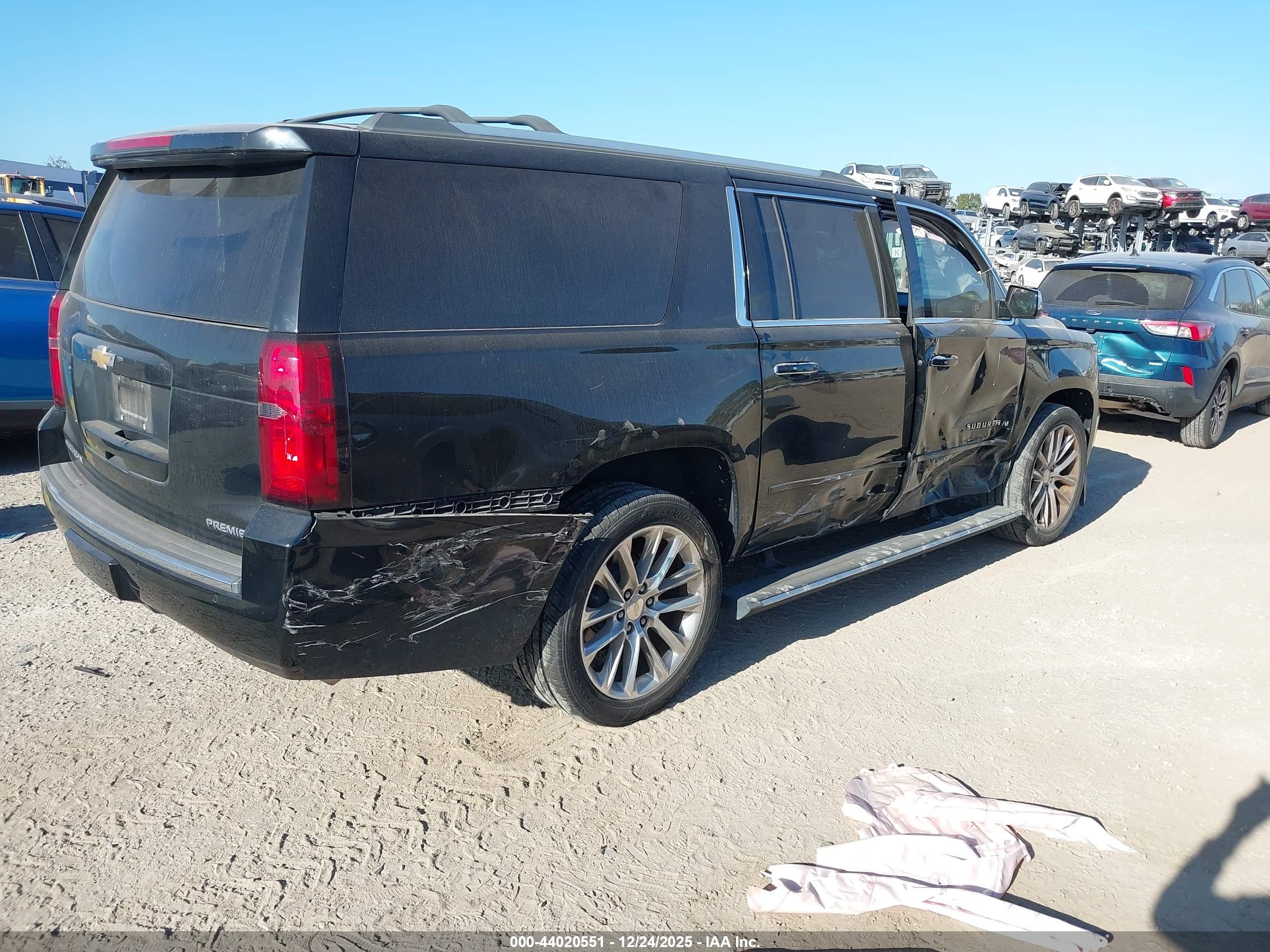CHEVROLET SUBURBAN image 4